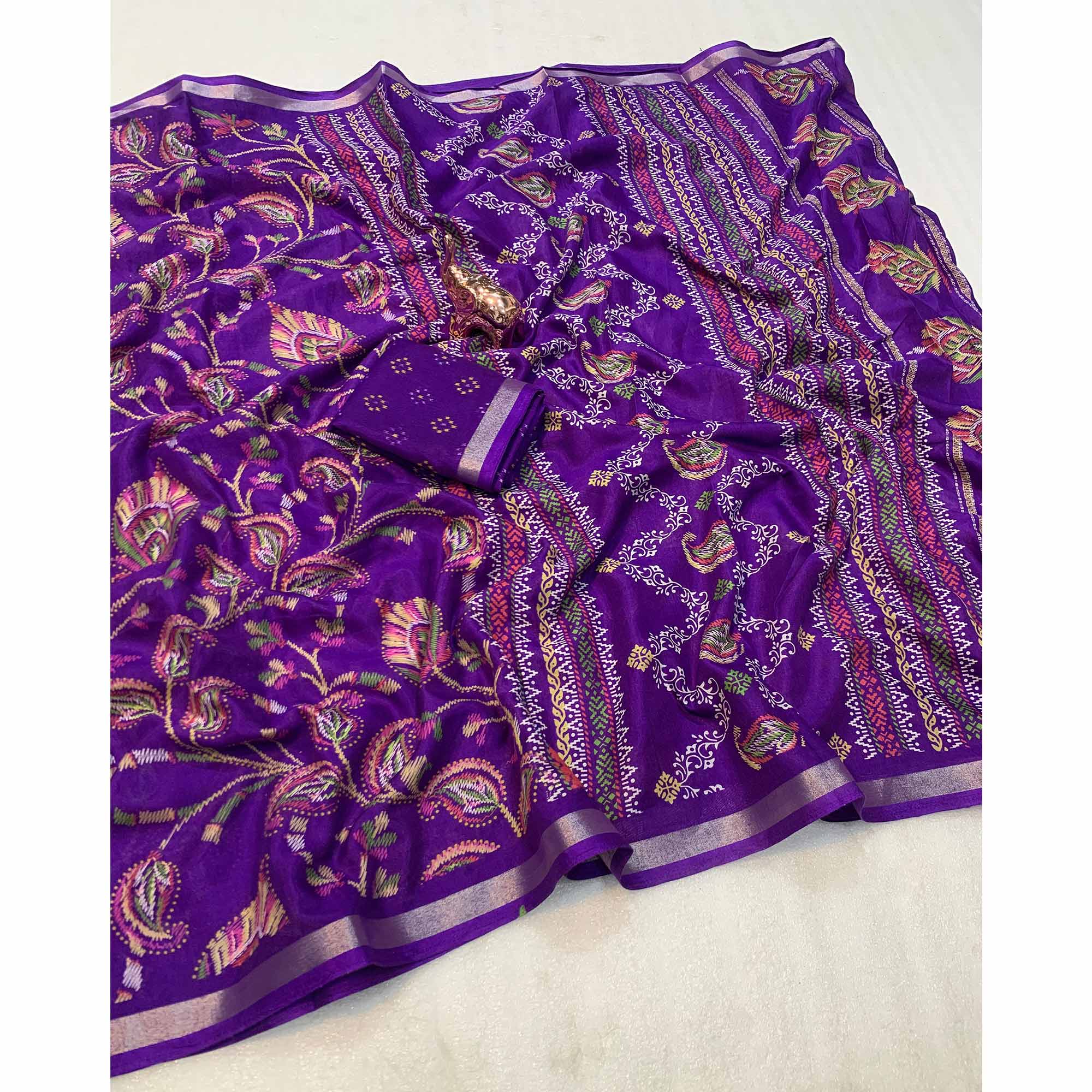 Purple Maheshwari Silk Blend Saree Adorned With Elegant Floral Print & Two Tone Finish - Image 3