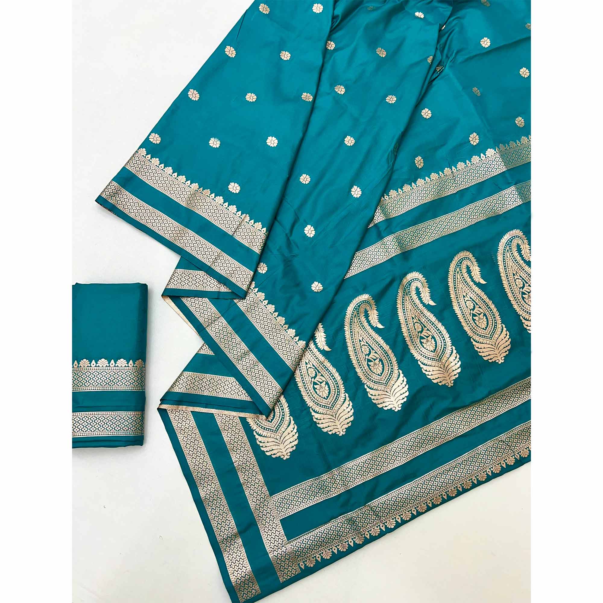 Rama Blue Ornate Floral Zari Weaving Work Silk Blend Saree With Festive Shine - Image 3