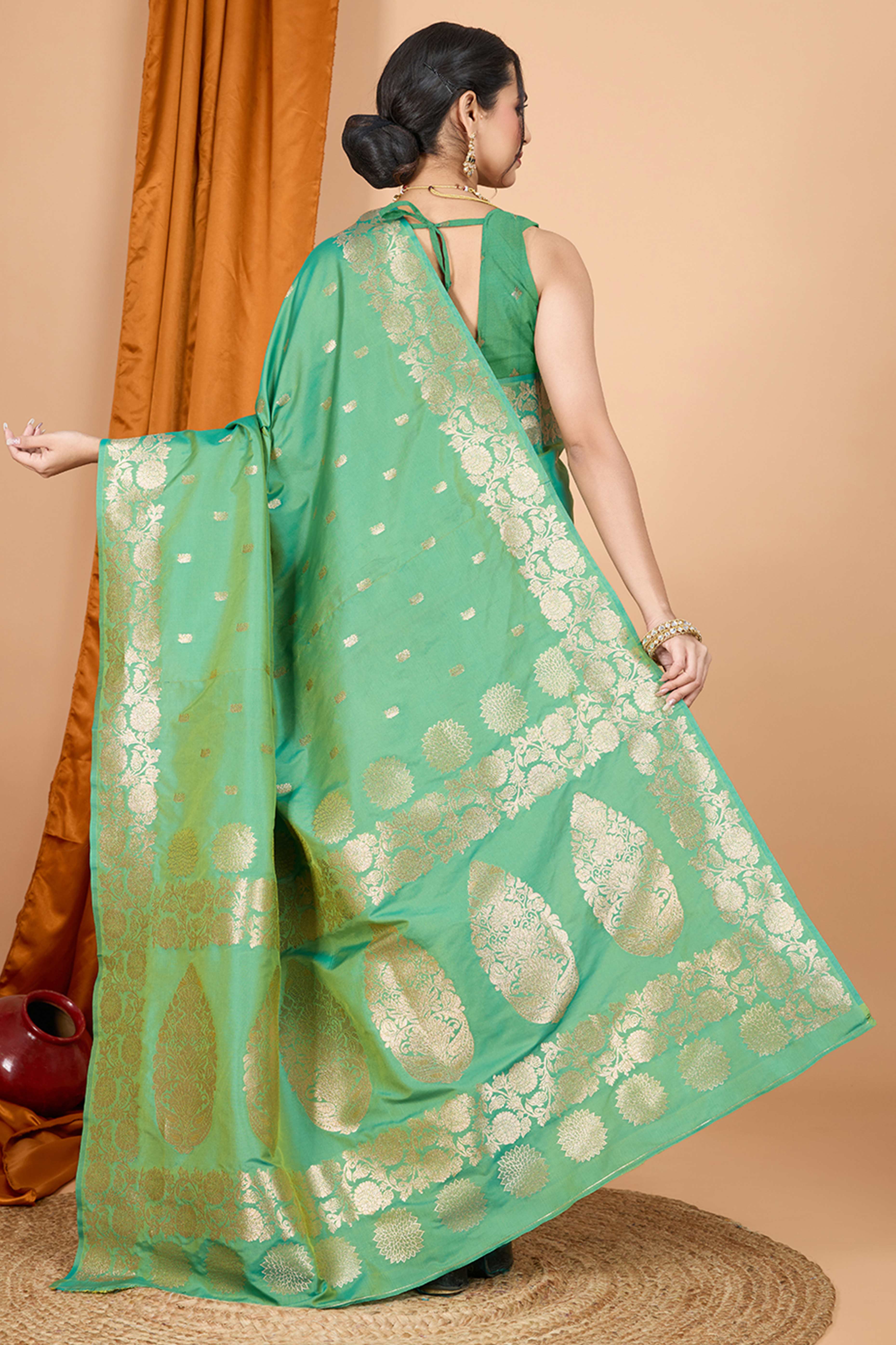 Rama Green Banarasi Silk Saree With Intricate Floral Zari Weaving - Image 5