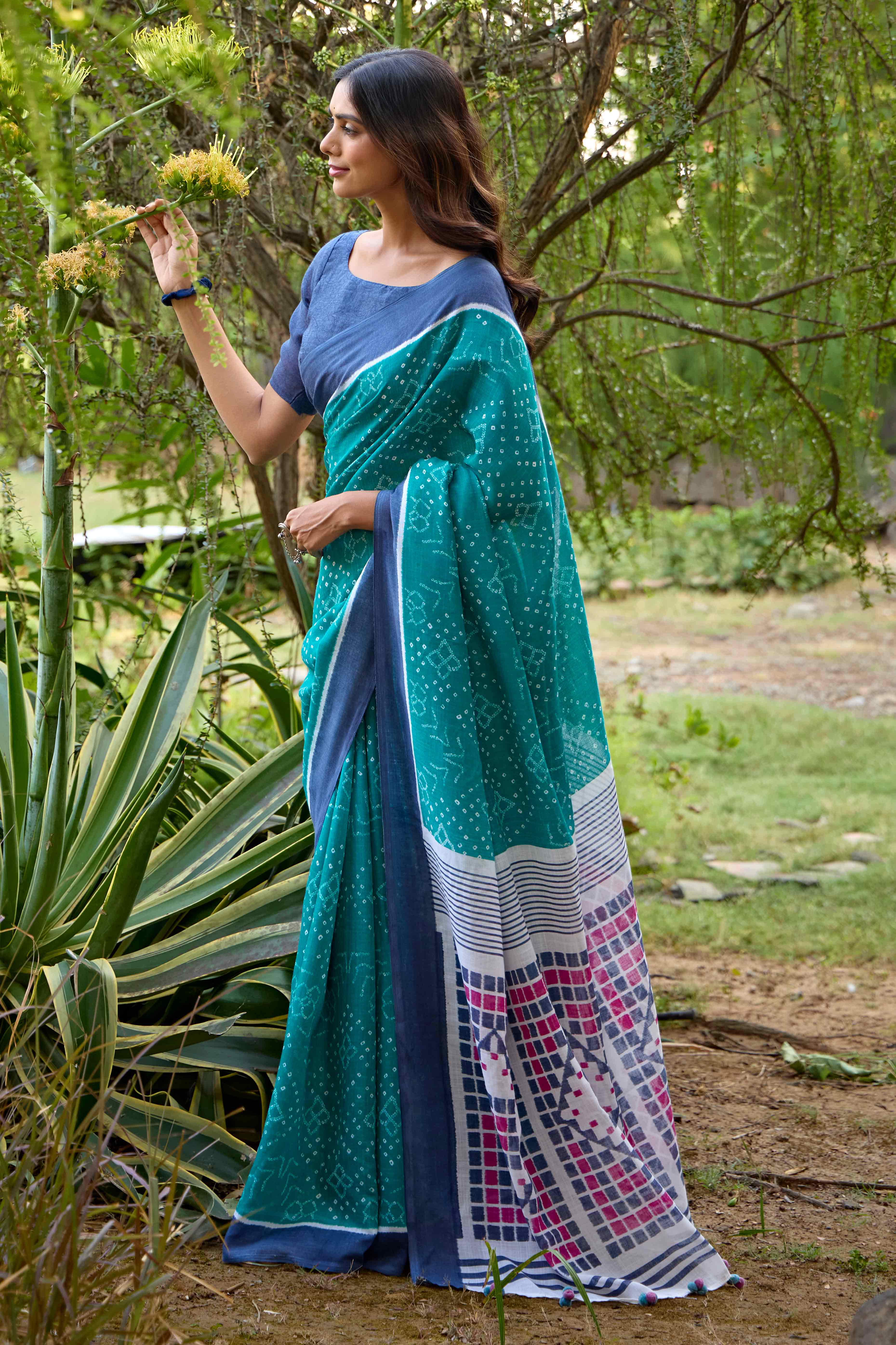 Rama Green Bandhani Printed Linen Saree - Image 4
