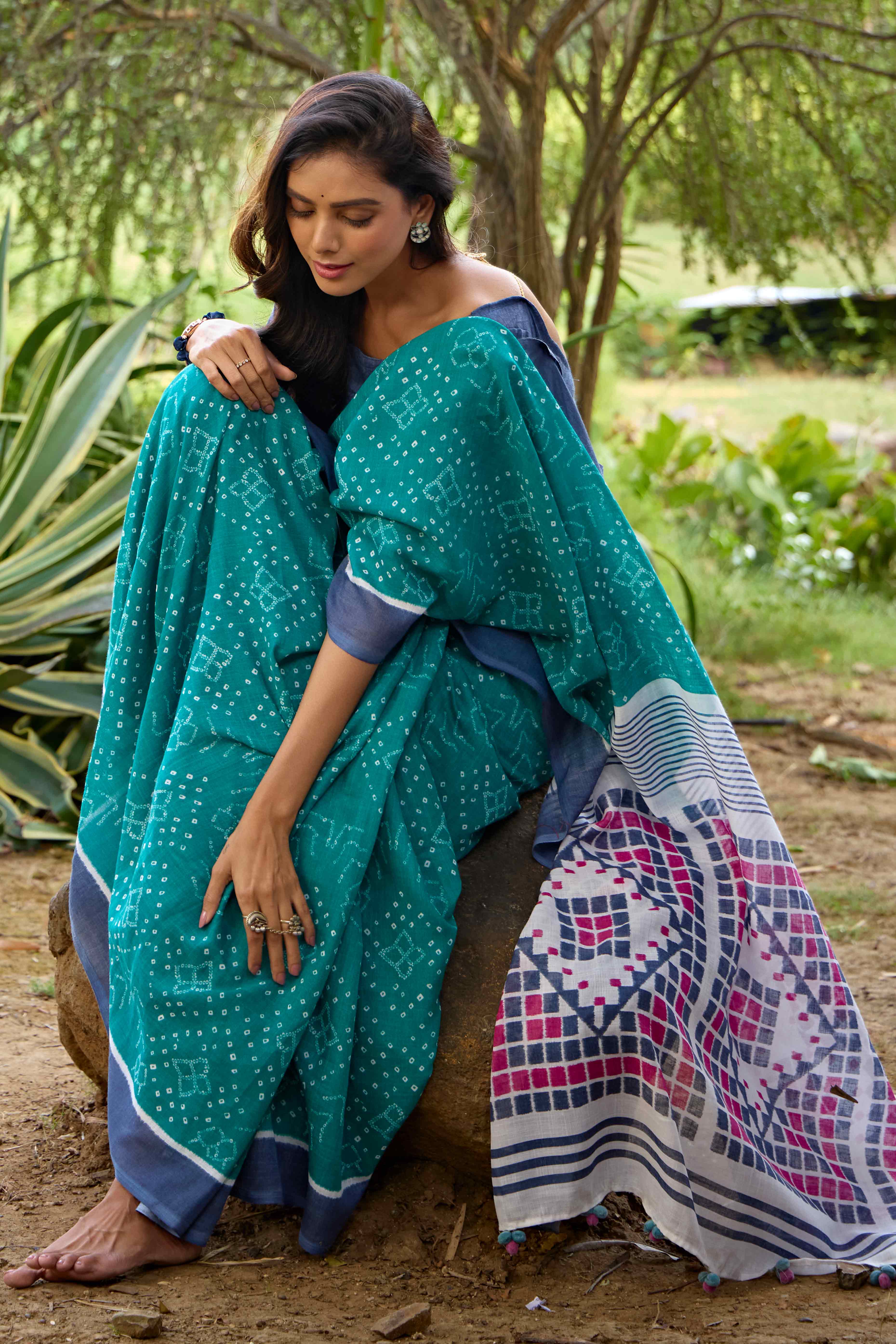 Rama Green Bandhani Printed Linen Saree - Image 5