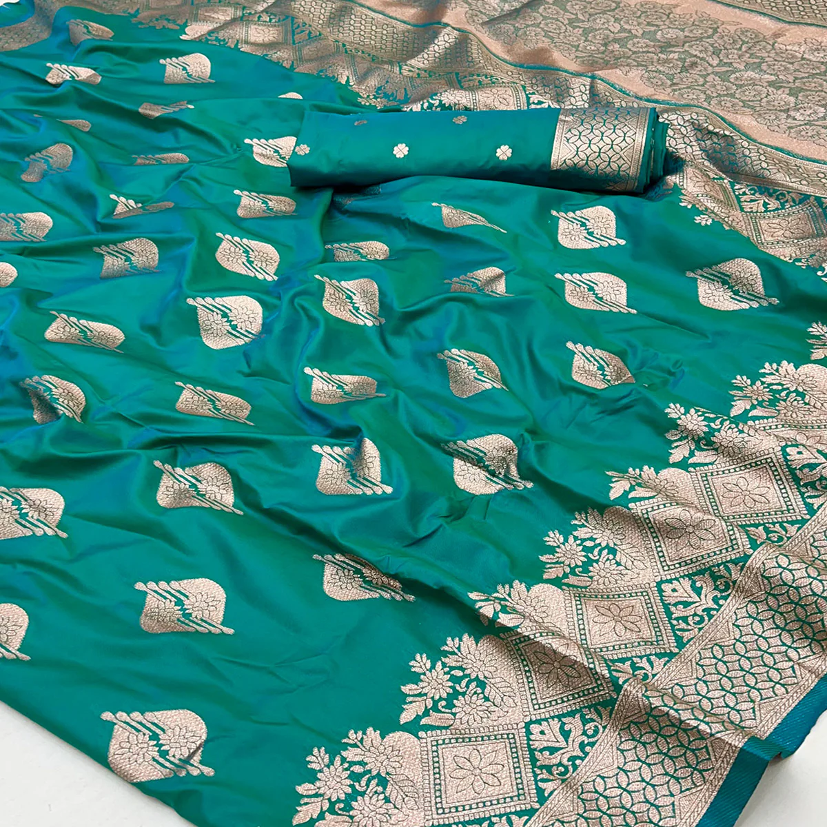 Rama Green Floral Woven Banarasi Silk Saree - Image 2