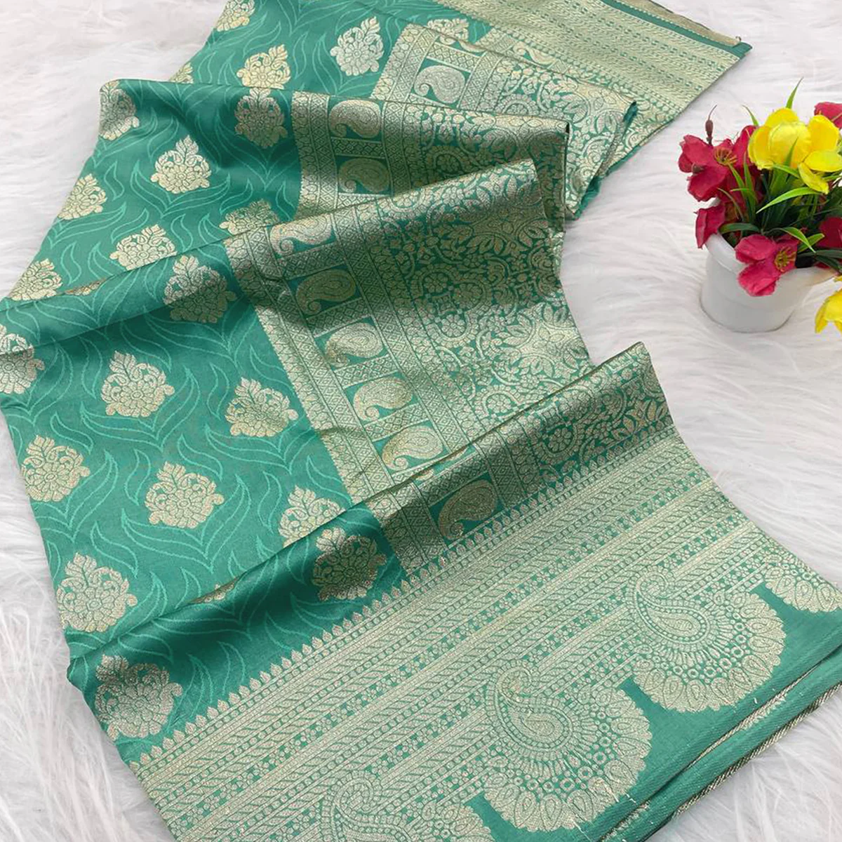 Rama Green Floral Zari Woven Pure Banarasi Silk Saree Designed for Luxurious Festive Elegance - Image 2