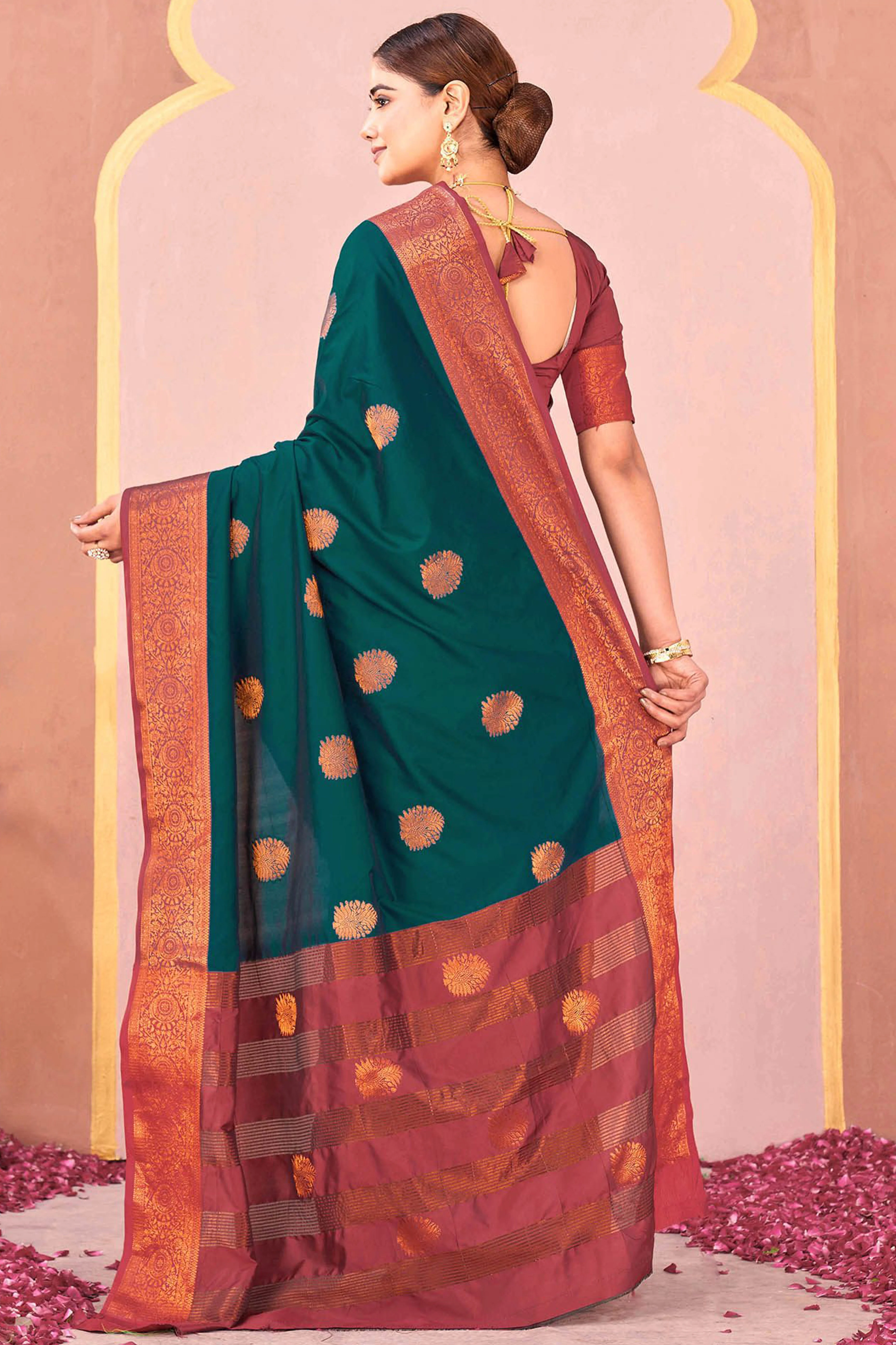 Rama Green Silk Blend Saree Adorned With Zari Woven Floral & Paisley Design - Image 5