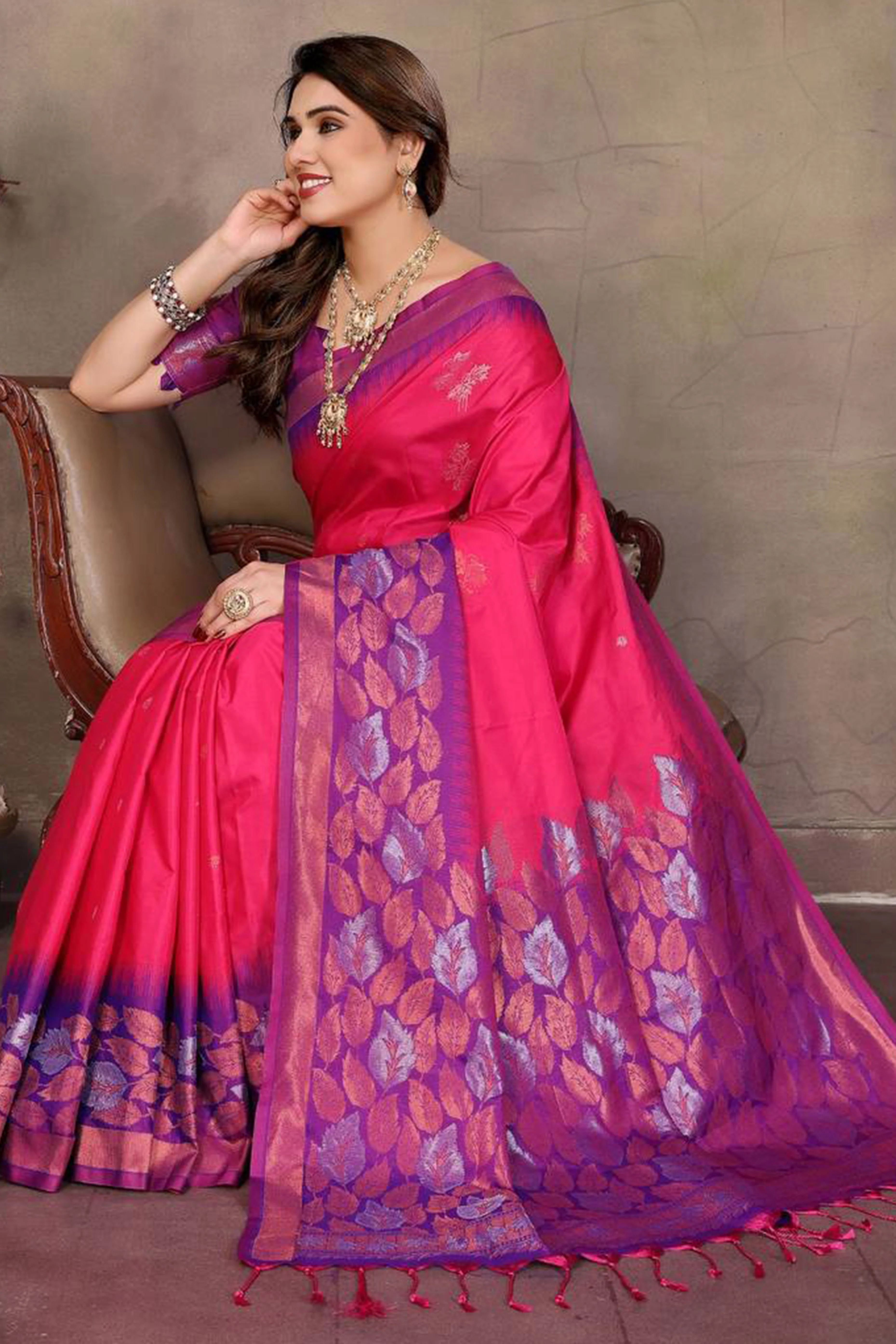 Rani Pink Leaf & Floral Motif Banarasi Silk Saree With Luxurious Zari Weaving Two Tone Weaving - Image 4