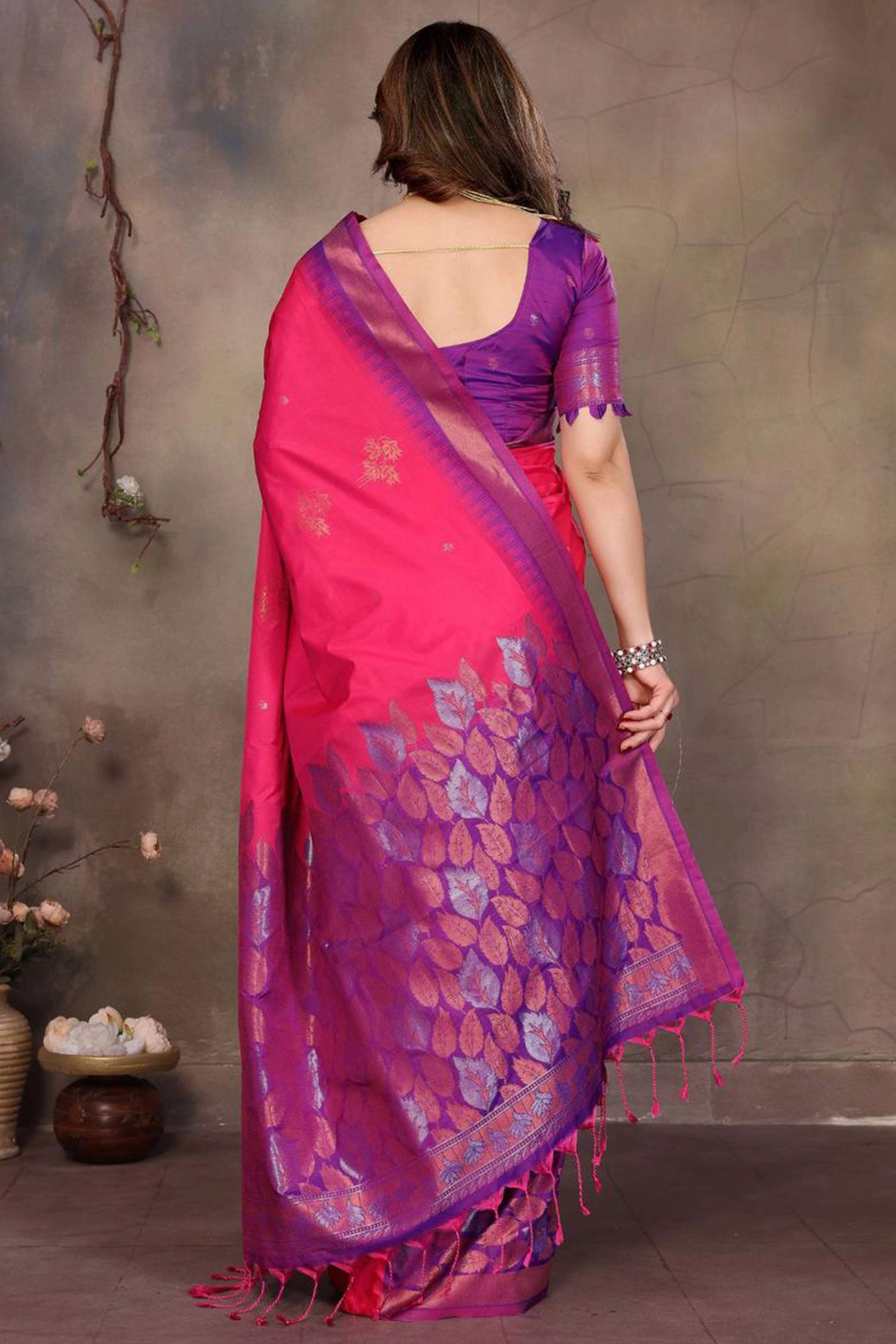 Rani Pink Leaf & Floral Motif Banarasi Silk Saree With Luxurious Zari Weaving Two Tone Weaving - Image 5