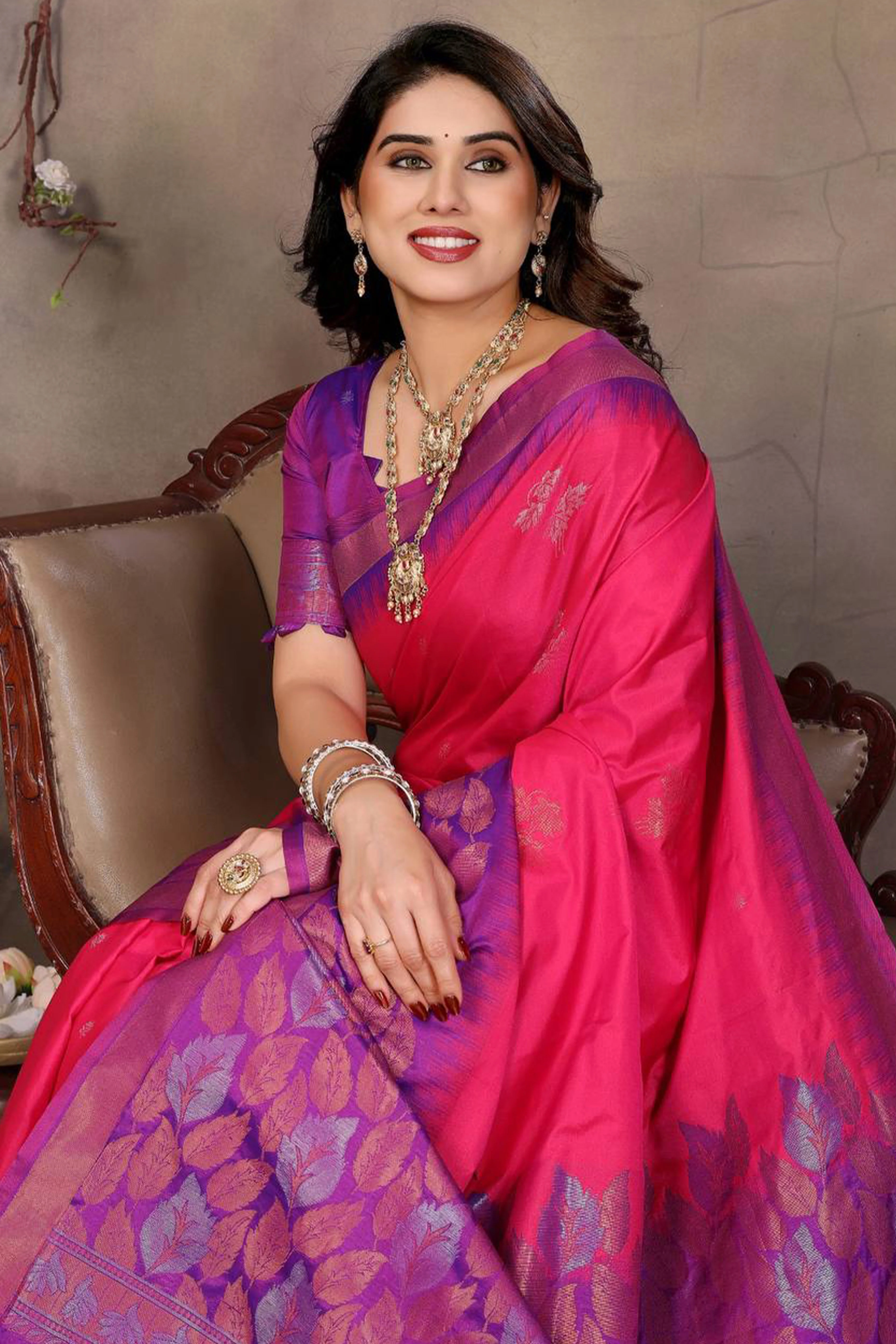 Rani Pink Leaf & Floral Motif Banarasi Silk Saree With Luxurious Zari Weaving Two Tone Weaving - Image 6