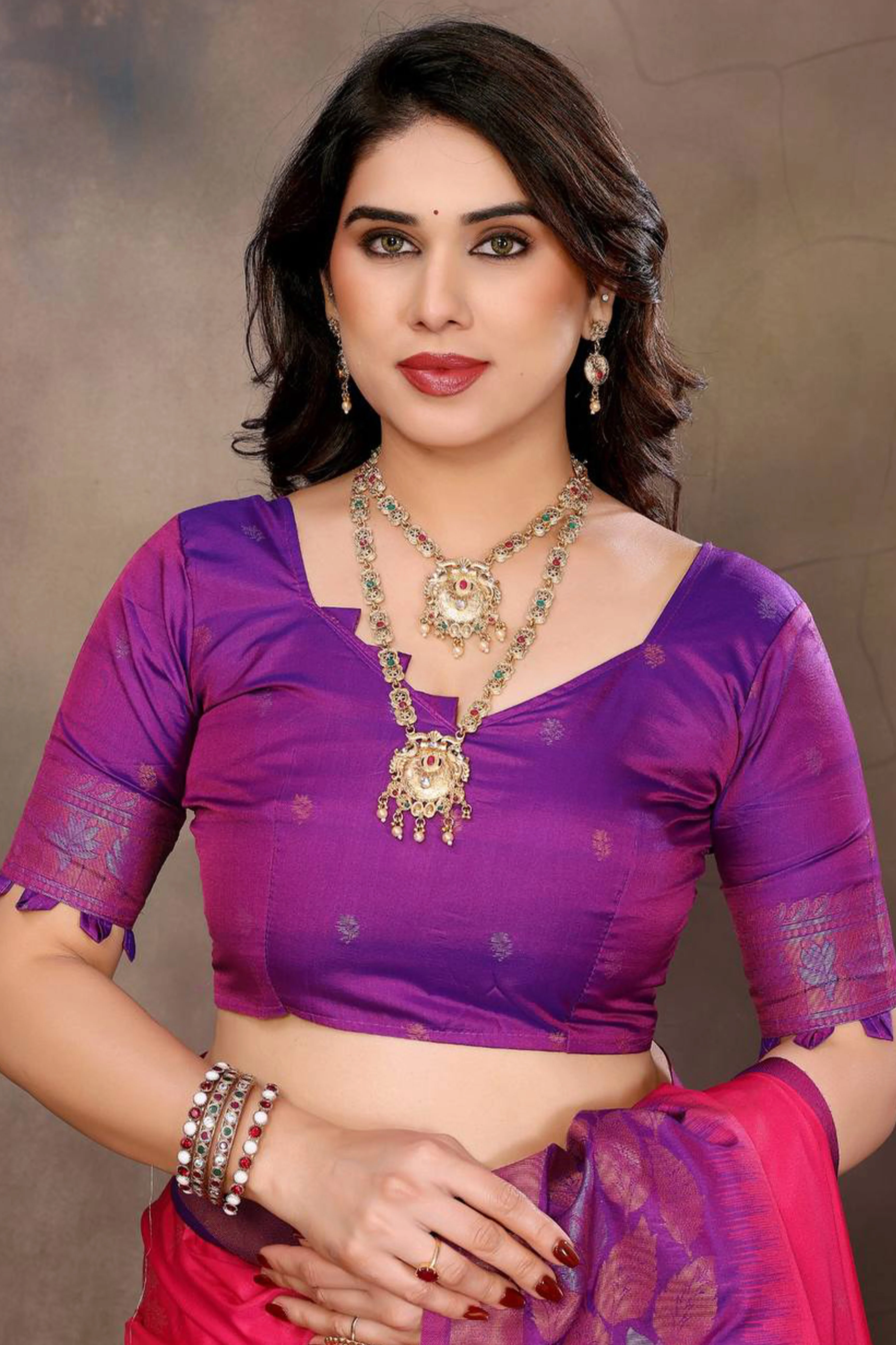 Rani Pink Leaf & Floral Motif Banarasi Silk Saree With Luxurious Zari Weaving Two Tone Weaving - Image 7