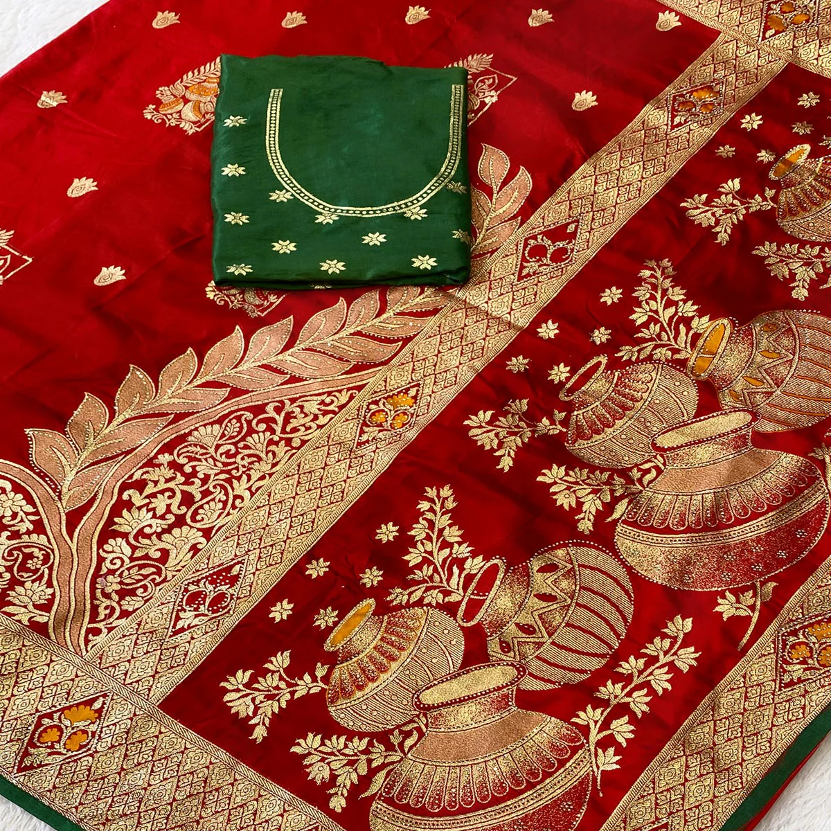 Red Dola Silk Saree With Intricate Floral Zari Weaving Elegance - Image 2