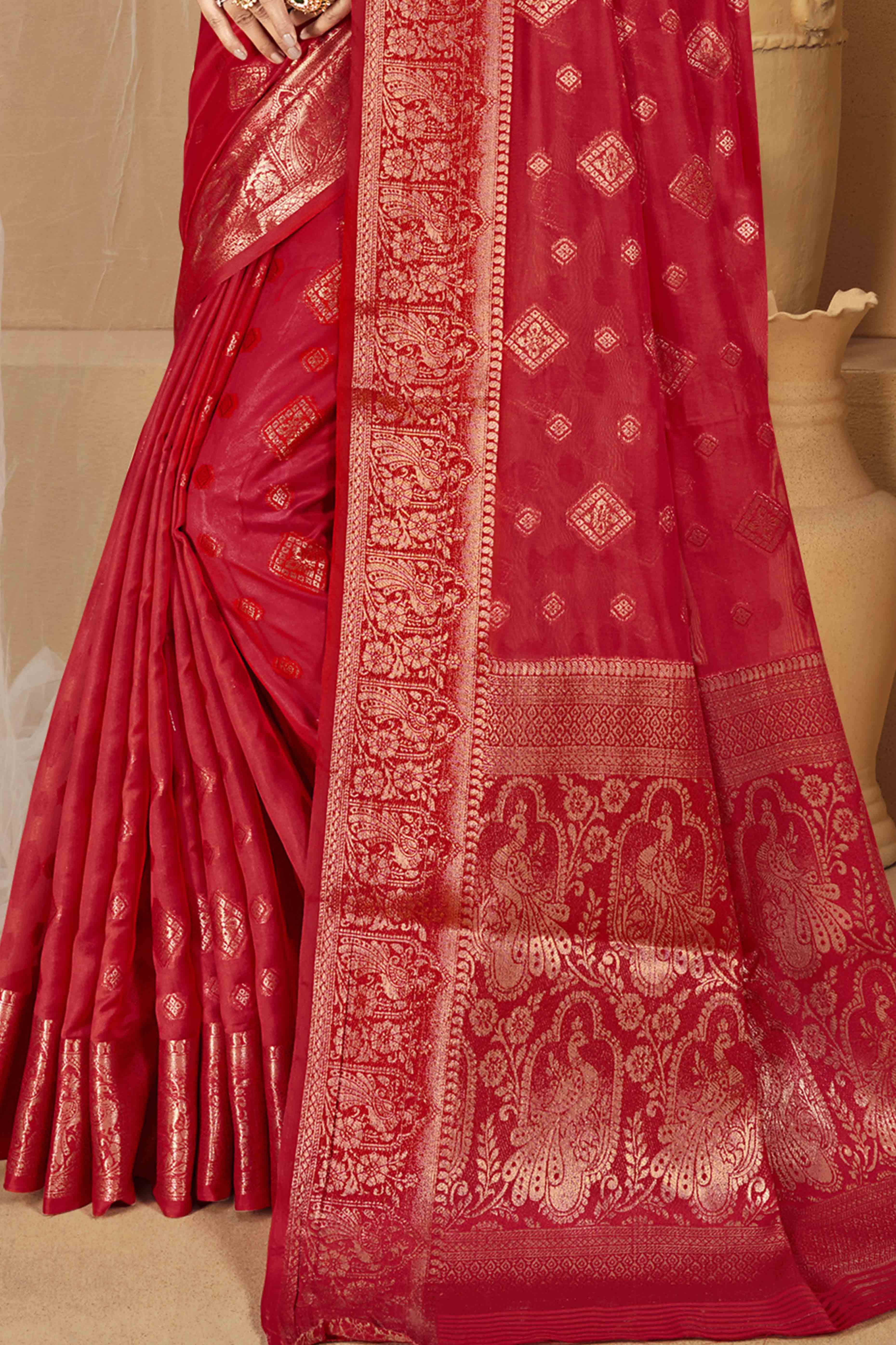 Red Floral & Peacock Pattern Zari Woven Banarasi Silk Saree - Image 4