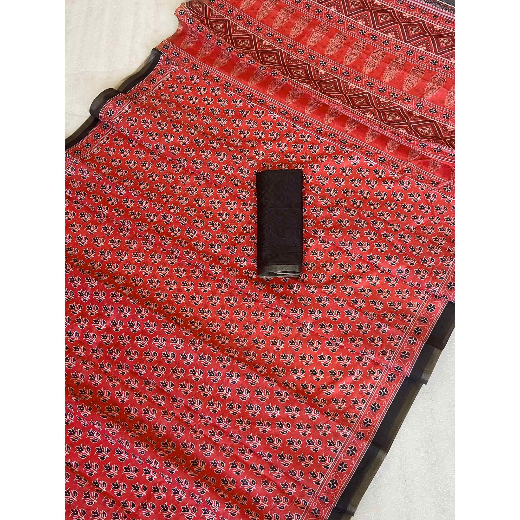 Red Floral Printed Linen Saree With Zari Border - Image 3