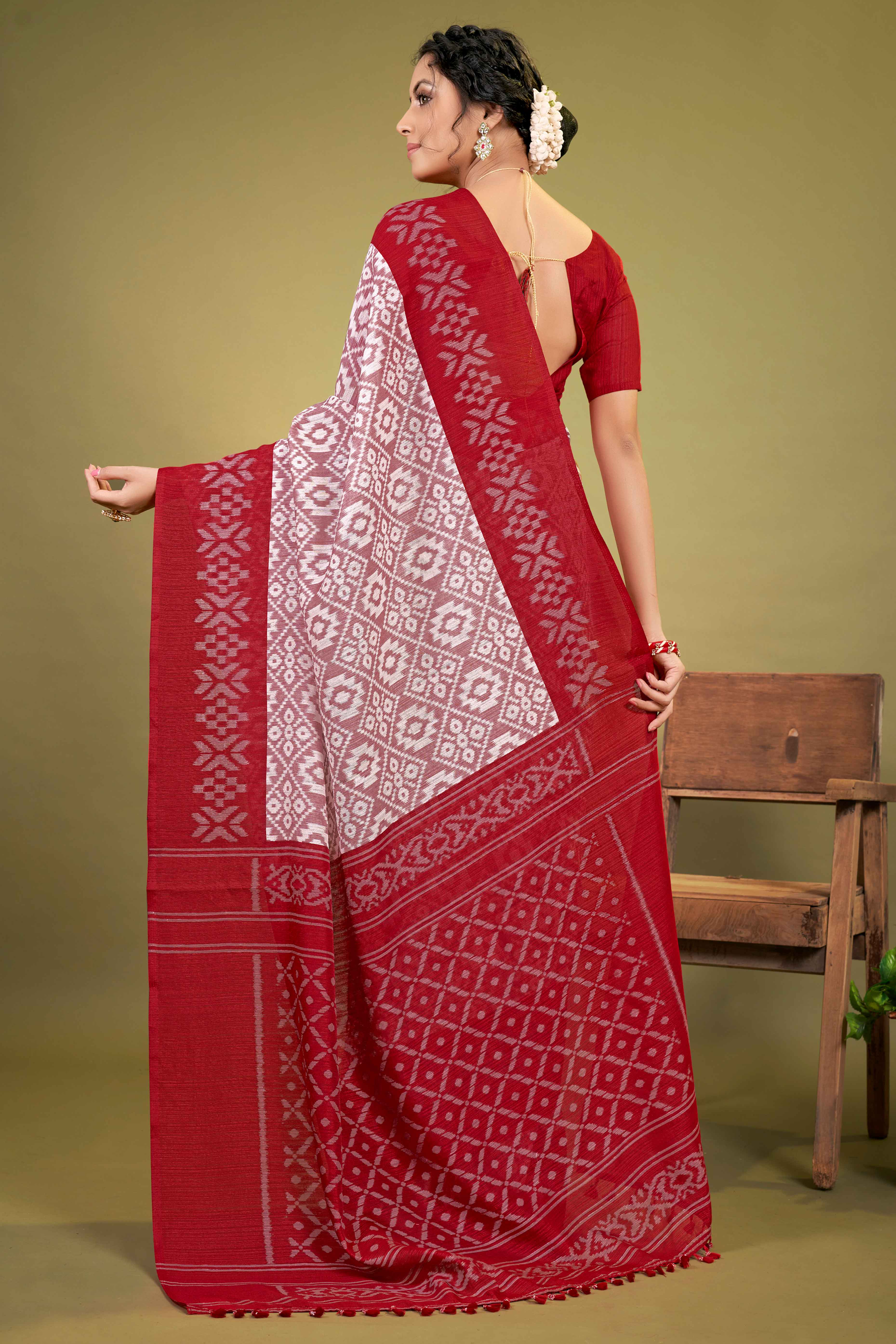 Red Ikkat Printed Cotton Slub Saree - Image 5