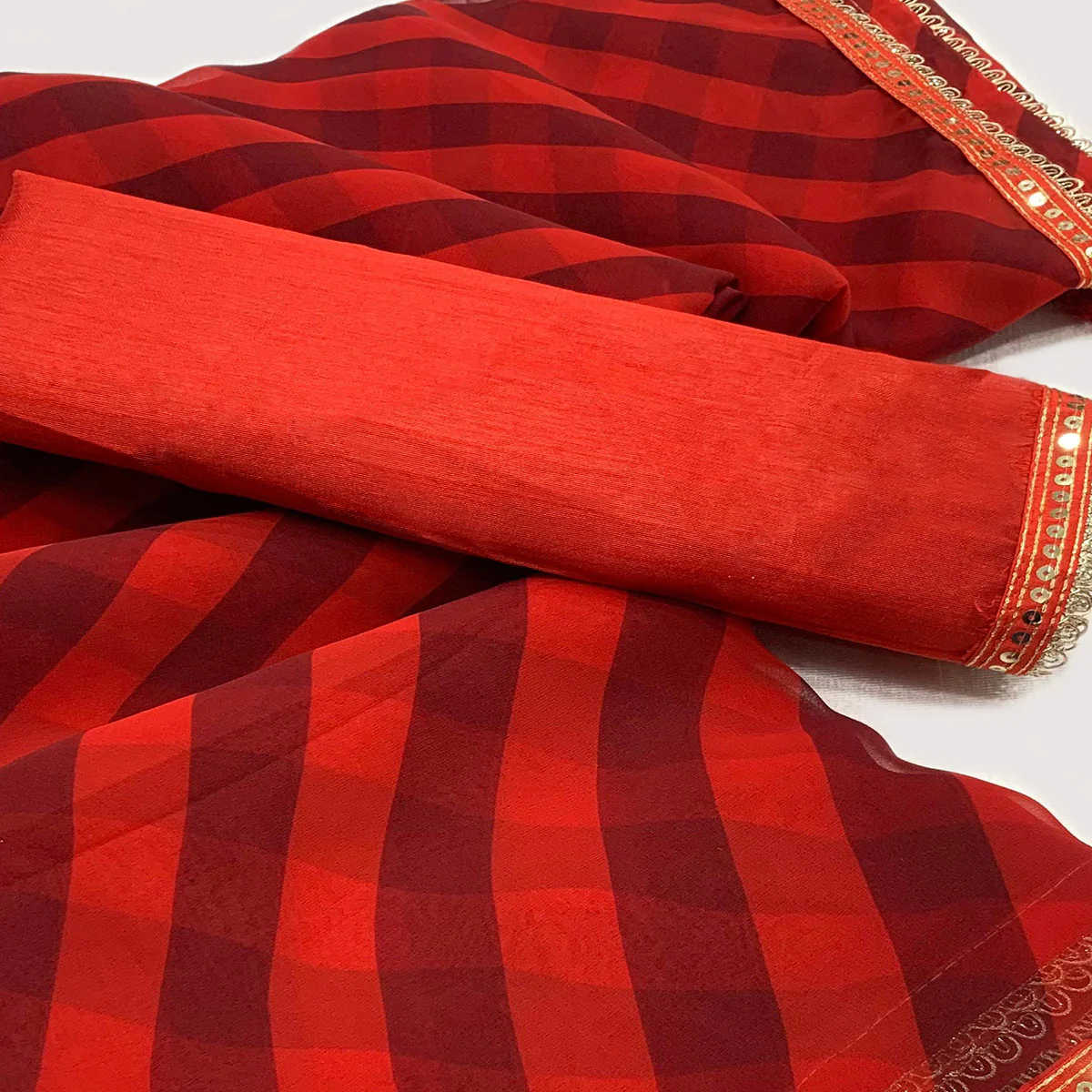 Red Printed Georgette Saree With Lace Border - Image 2
