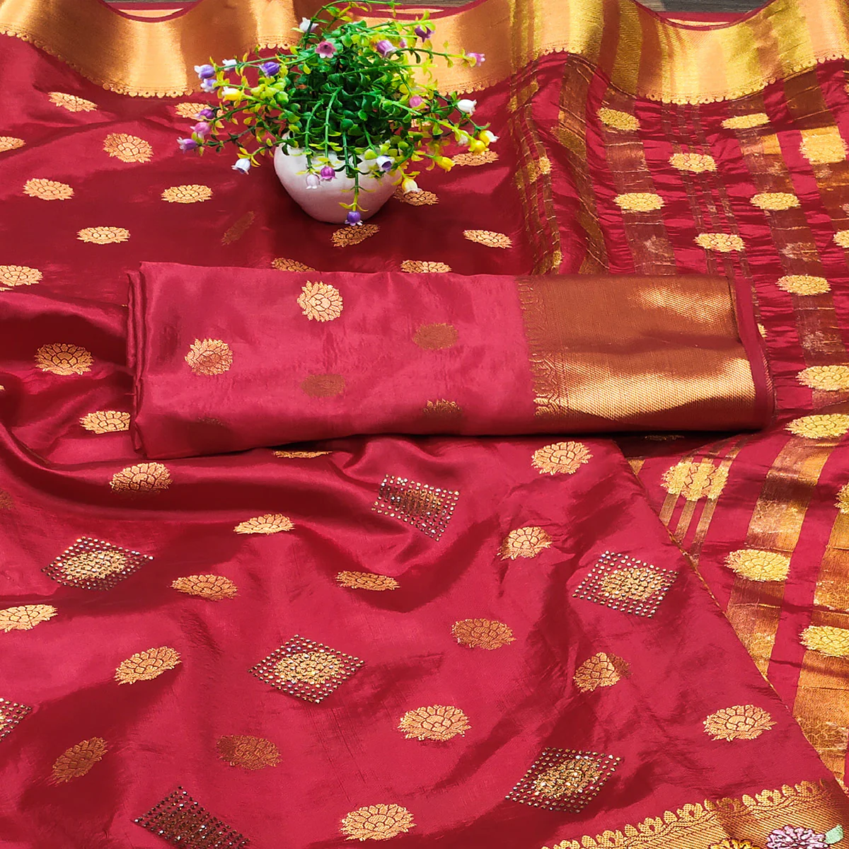 Red Zari Woven Jacquard Saree With Embroidery Border - Image 2