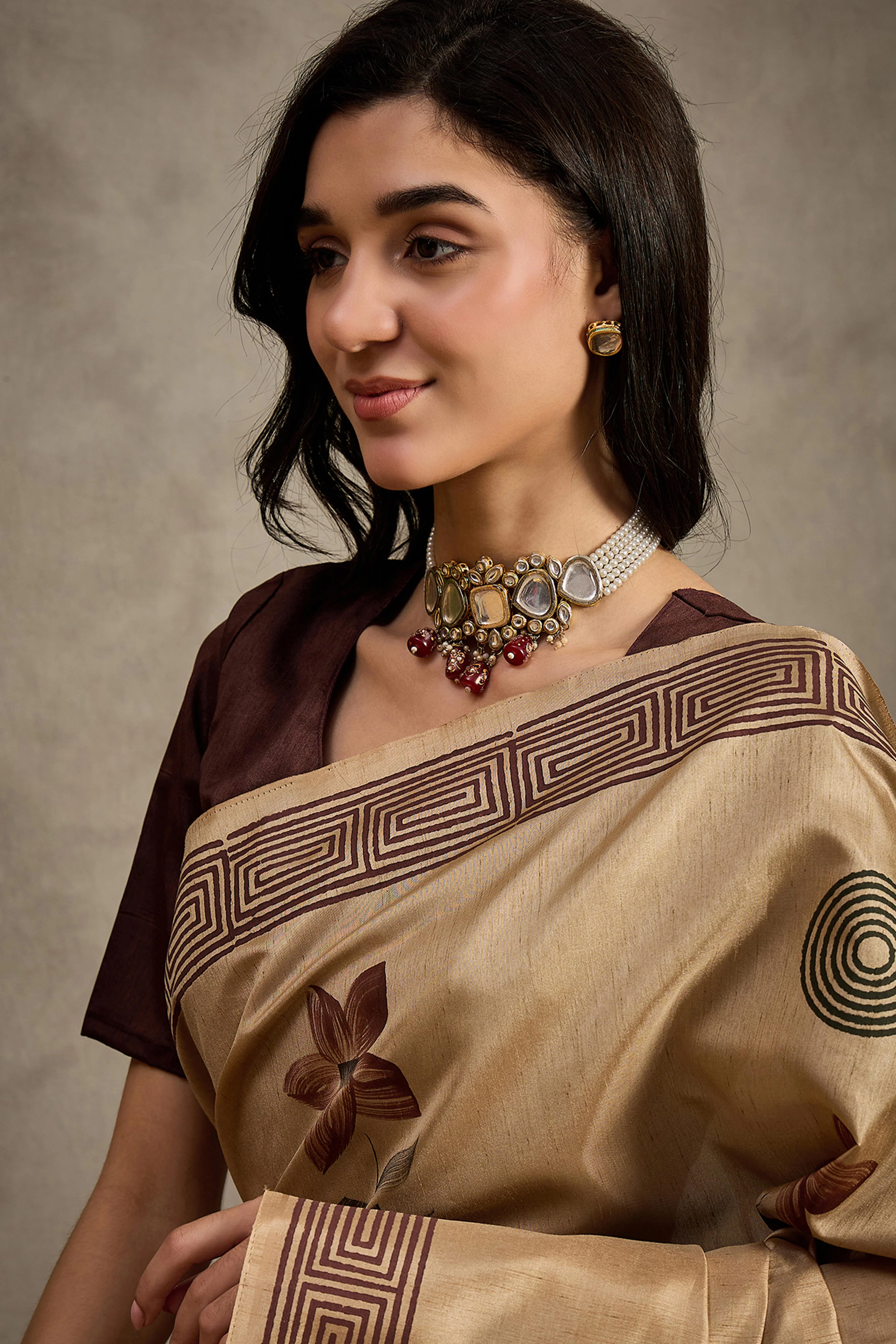 Refined Beige Floral Print Kozi Cotton Silk Saree Highlighted With Tassel Pallu - Image 7
