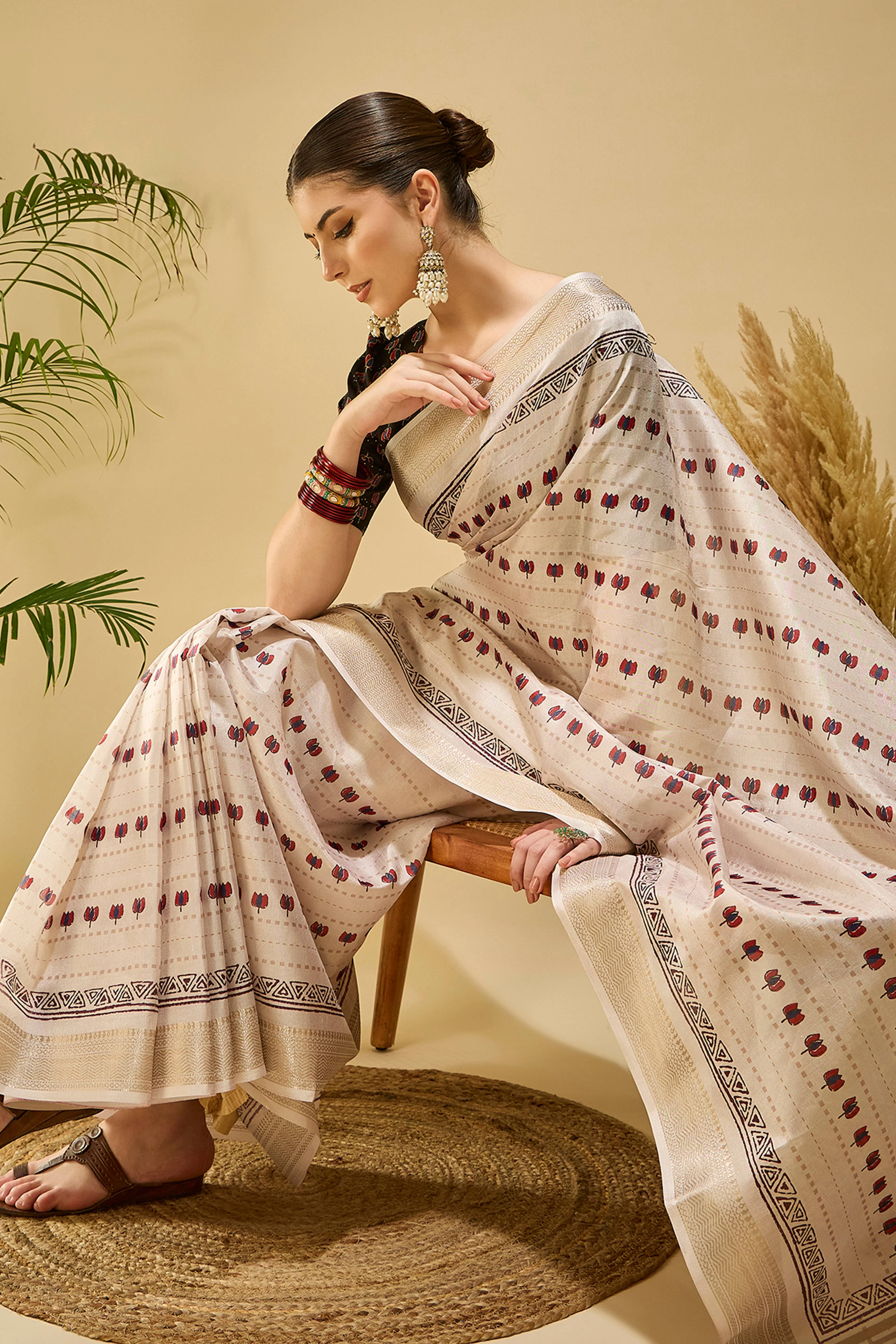 Refined Cream Floral Patterned Katki Cotton Silk Saree Highlighted By Tassel Pallu - Image 5