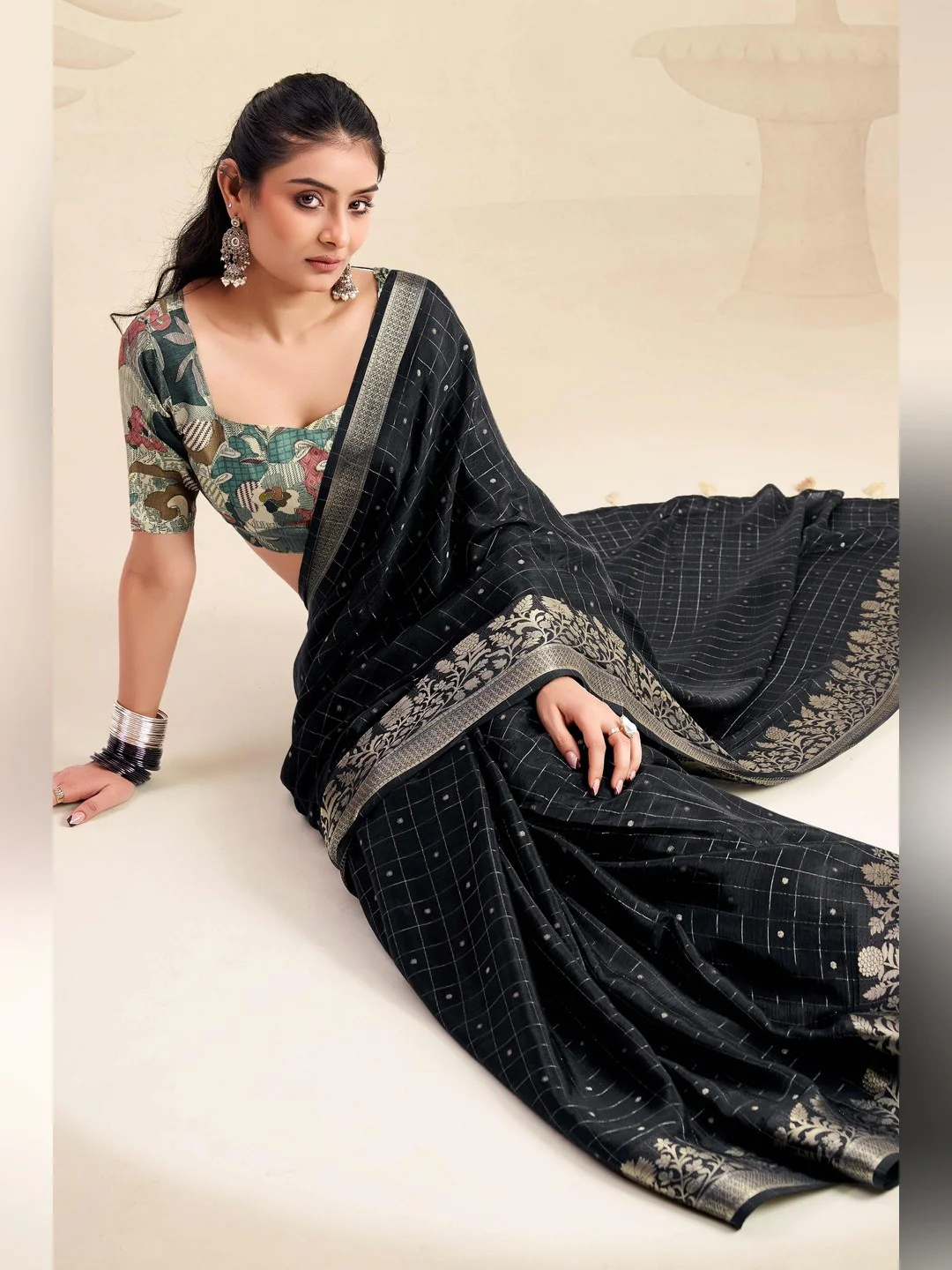 Refreshing Black Floral Weaving Chinon Jacquard Saree With Artful Tassel Pallu Accent - Image 5