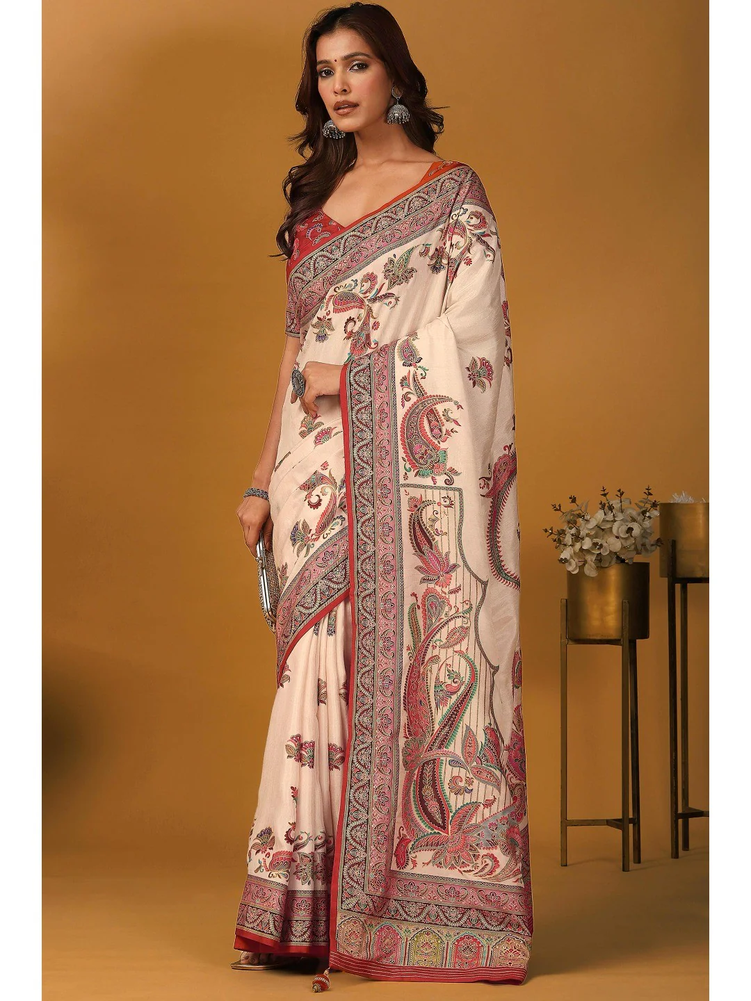 Refreshing Cream Floral & Paisley Position Printed Pure Viscose Dola Saree With Timeless Charm - Image 4