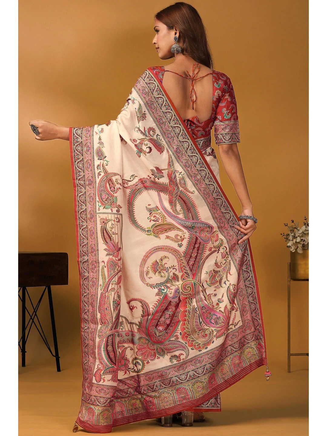 Refreshing Cream Floral & Paisley Position Printed Pure Viscose Dola Saree With Timeless Charm - Image 5