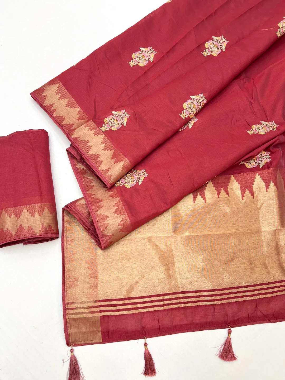 Refreshing Red Cotton Blend Saree Highlighted By Intricate Floral Embroidery & Zari Weaving - Image 3