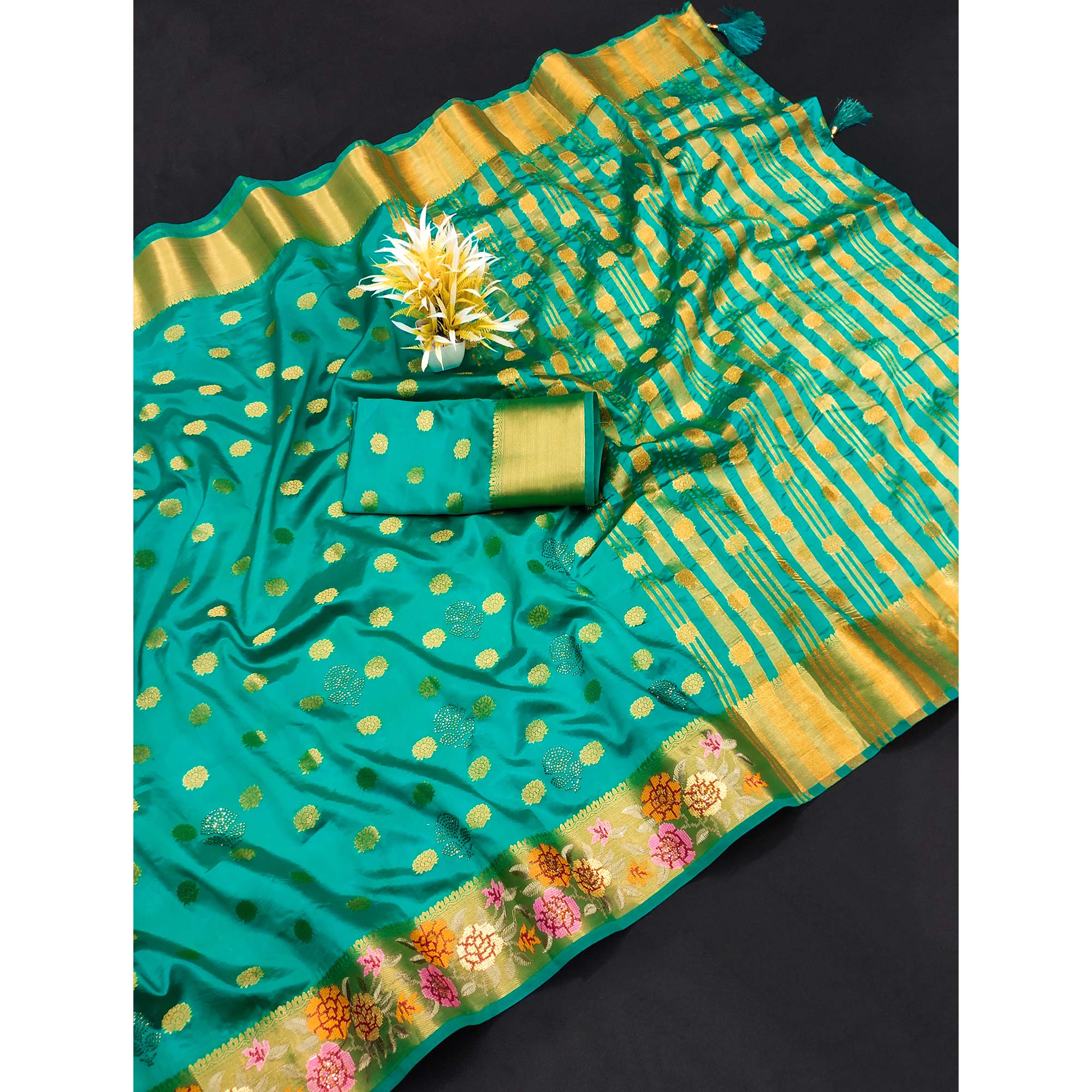 Rexona Green Zari Woven Jacquard Saree With Embroidery Border - Image 4