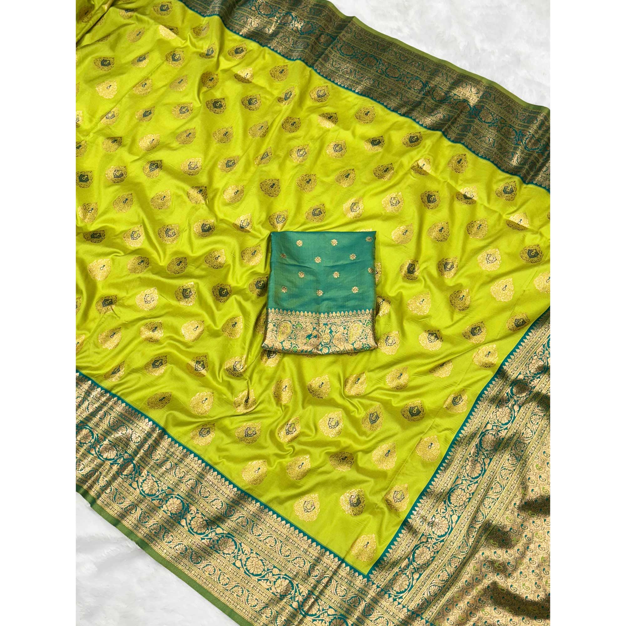 Rich Green Banarasi Look Pure Silk Saree with Zari Butti Weaving - Image 4