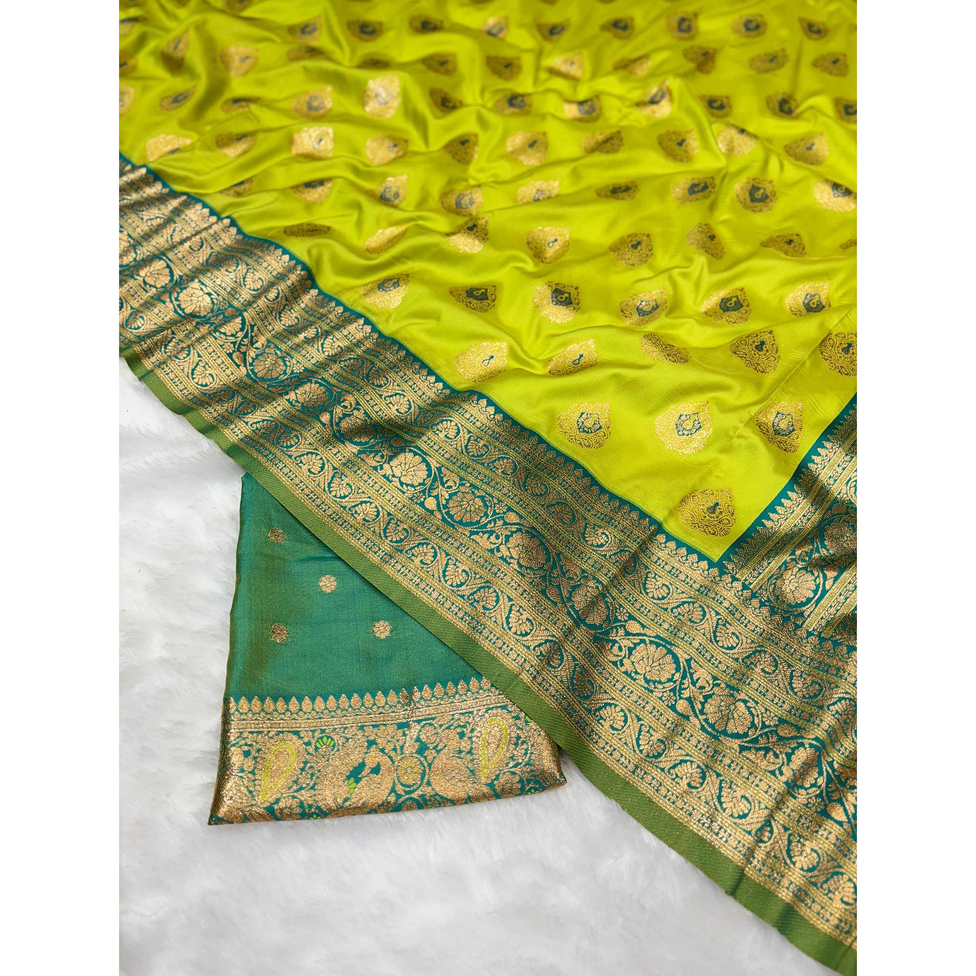 Rich Green Banarasi Look Pure Silk Saree with Zari Butti Weaving - Image 5