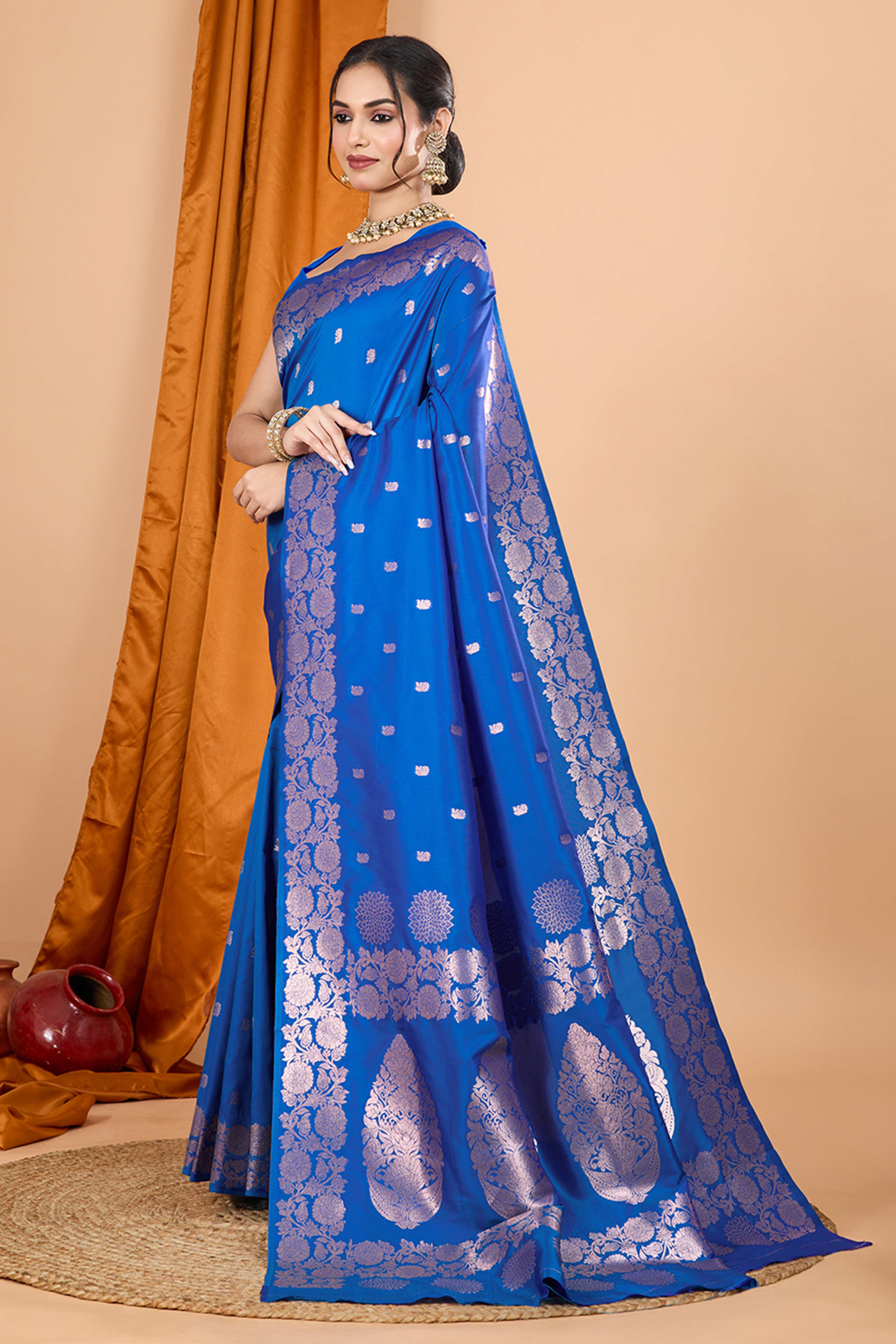 Royal Blue Banarasi Silk Saree With Intricate Floral Zari Weaving - Image 3
