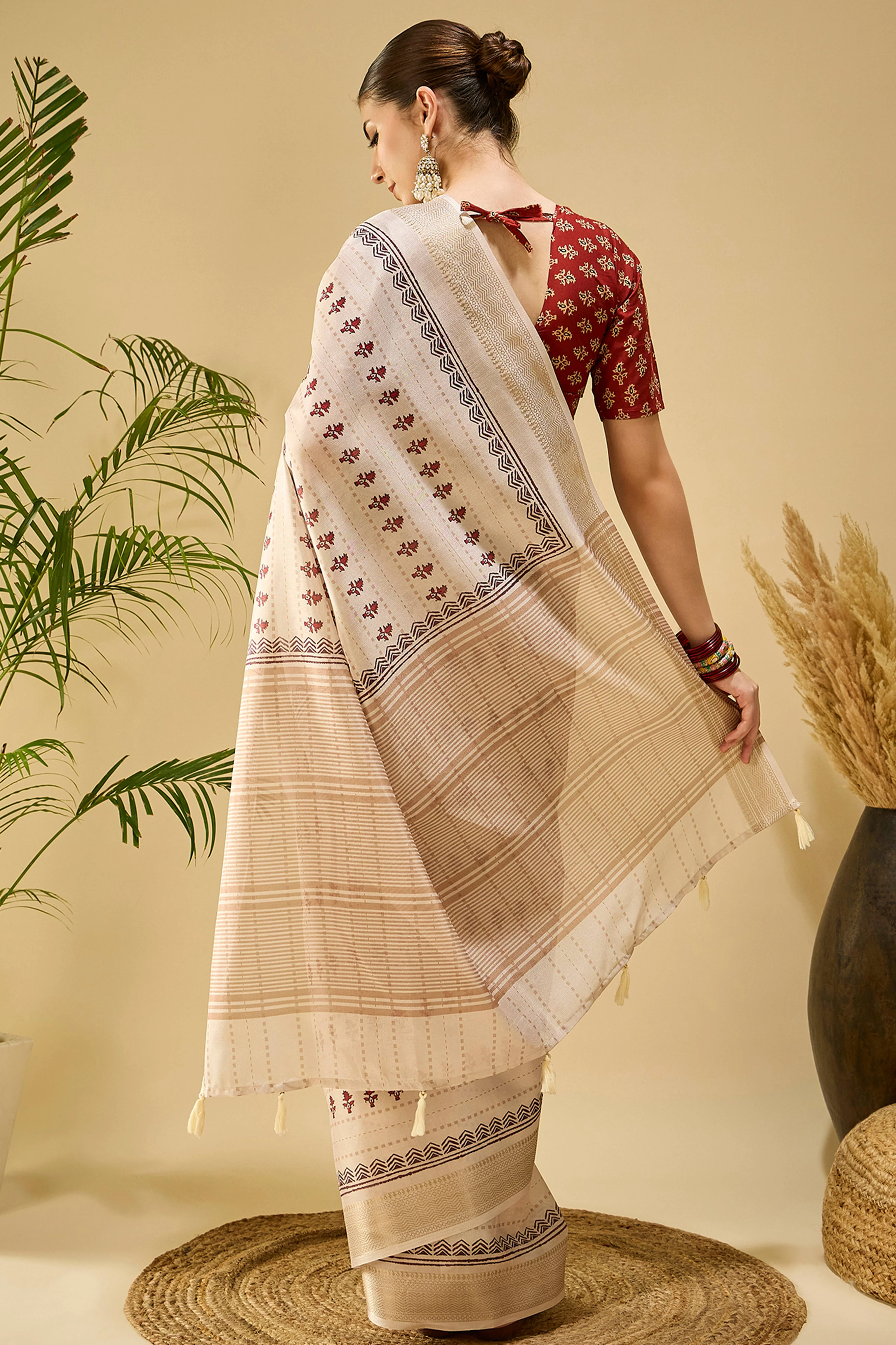 Soft Cream Katki Cotton-Silk Saree With Subtle Floral Motifs & Tassel Edge Pallu - Image 5