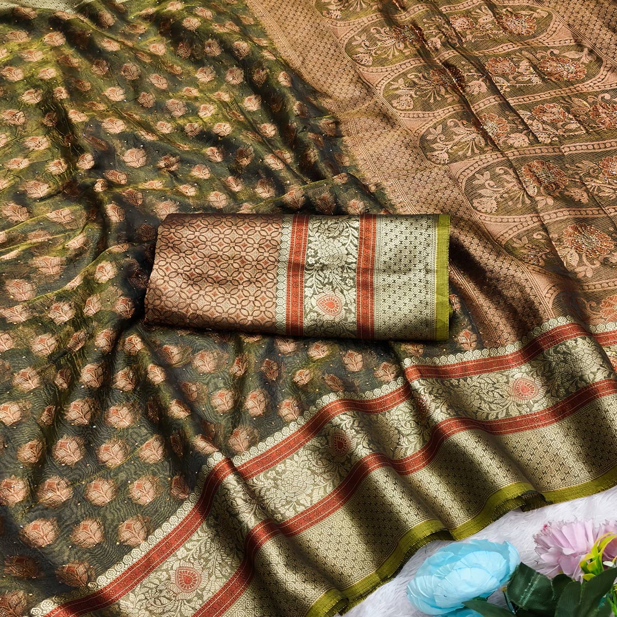 Stunning Green Floral Weaving Banarasi Crushy Silk Saree With Stone Work & Tassel Pallu - Image 2