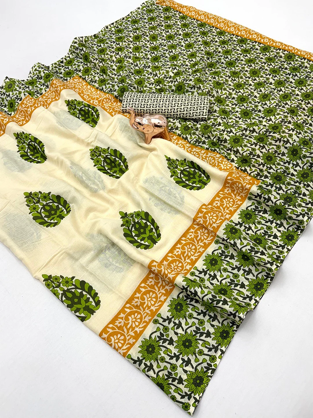 Stylish Cream & Green Floral Print Mulmul Cotton Saree With Delicate Work - Image 2