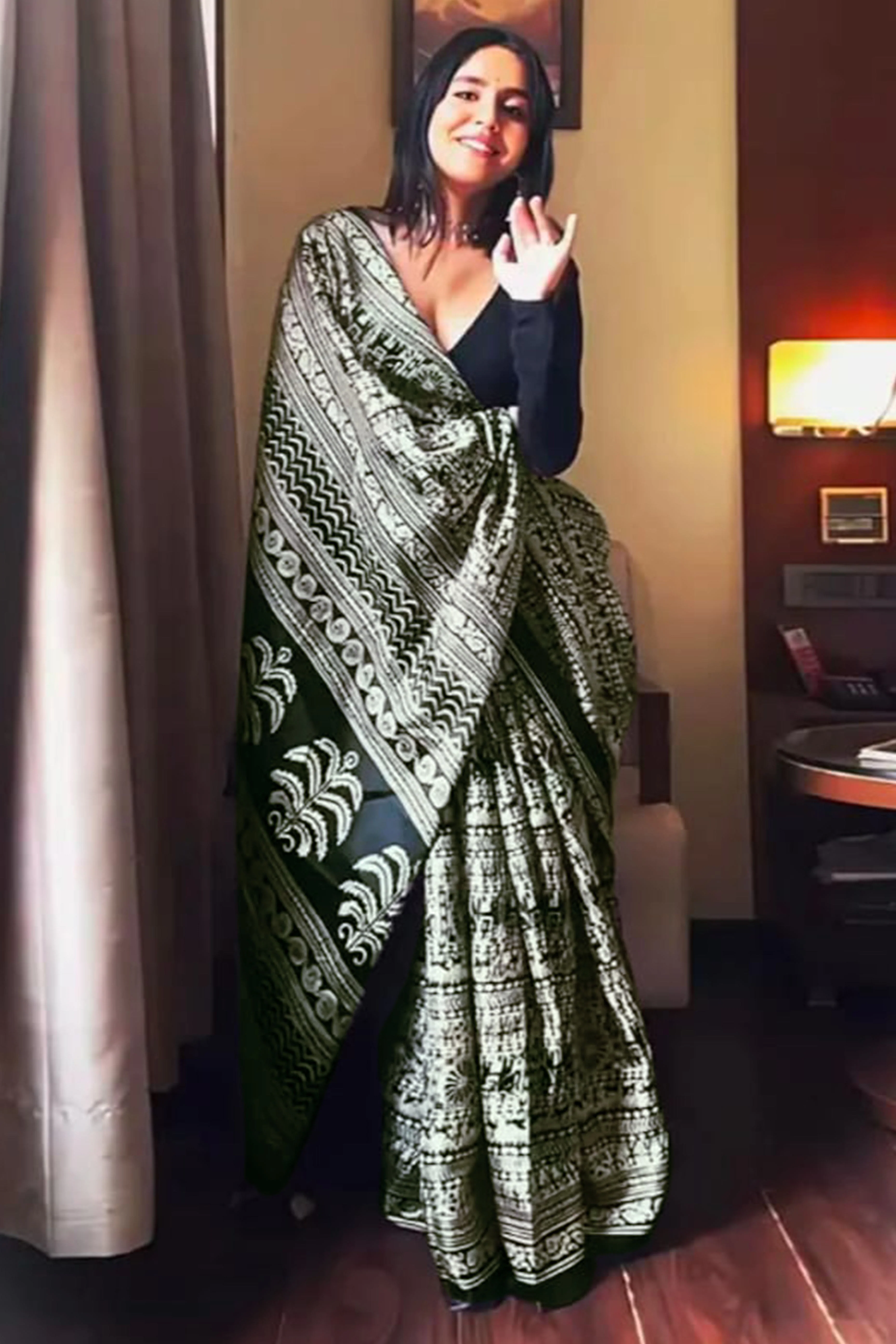 Stylish Grey & Black Printed Crepe Saree Perfect for Party Looks - Image 6