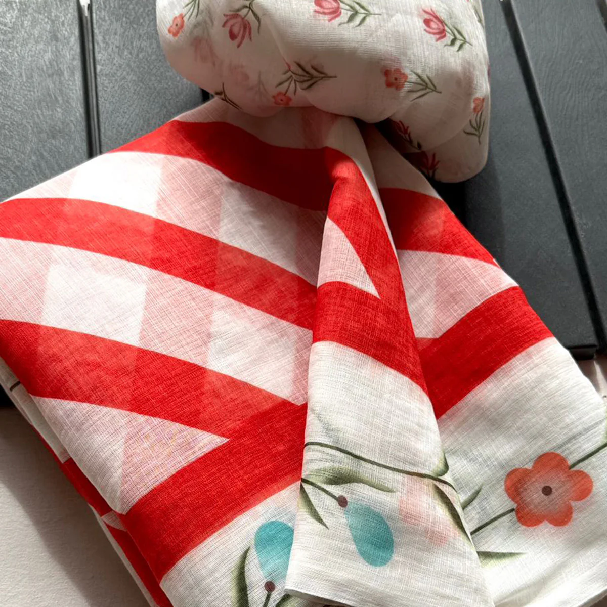 Stylish Red Digital Striped Printed Linen Saree With Delicate Floral Designs - Image 2