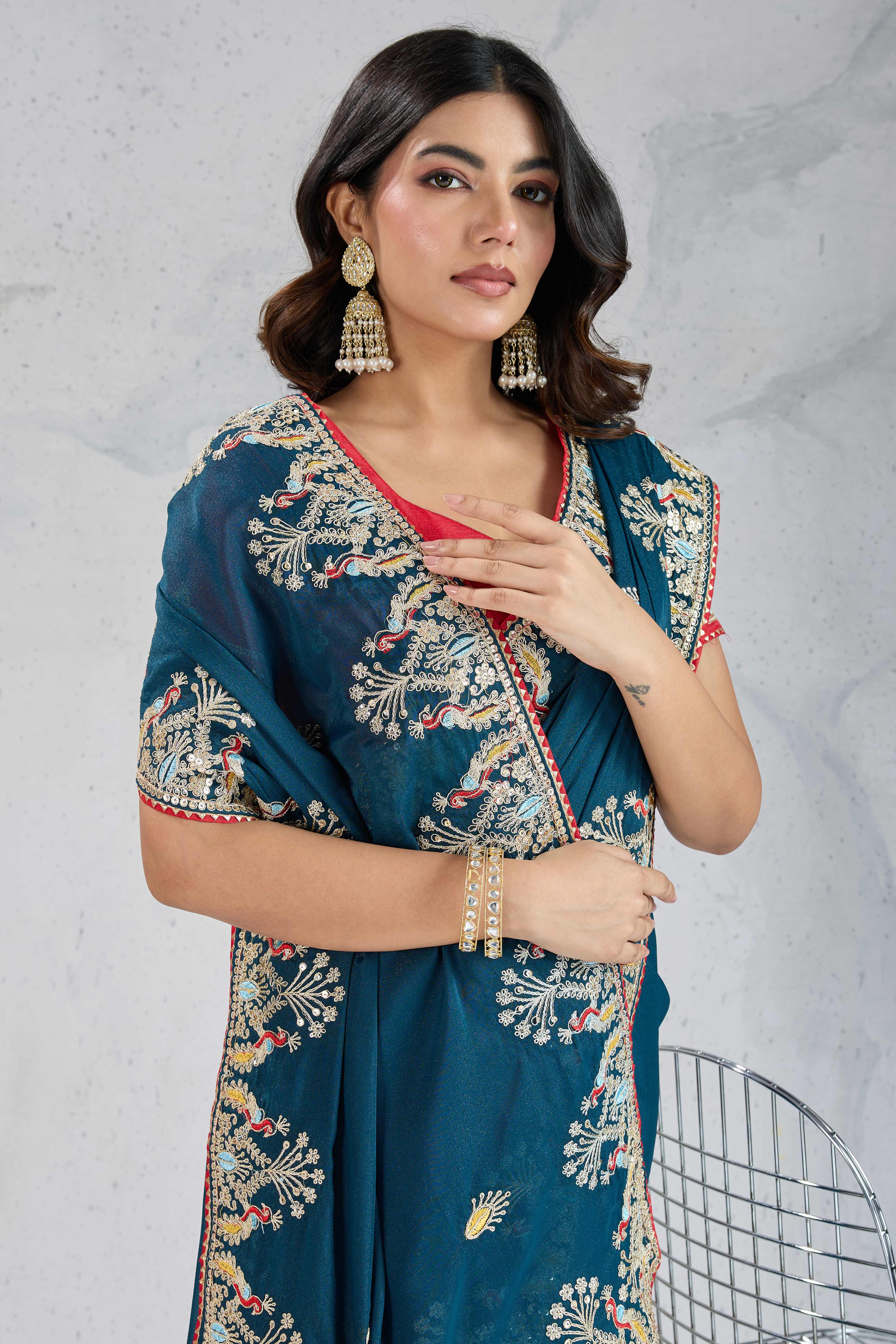 Teal Embroidered Saree with Ethnic Detailing in Georgette Fabric - Image 6