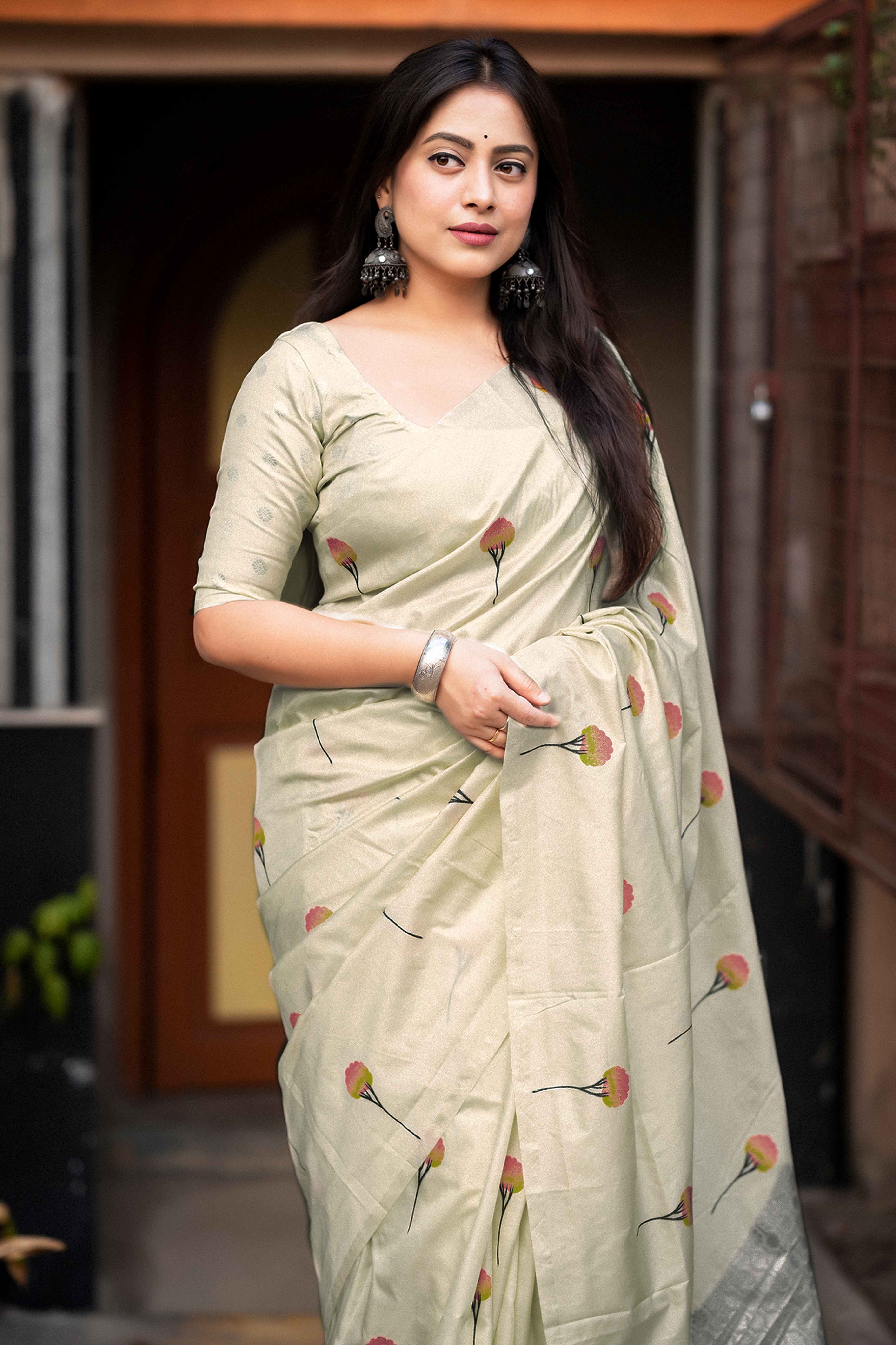 Timeless Cream Banarasi Silk Saree with Floral Zari Weaving & Tassel Border - Image 3