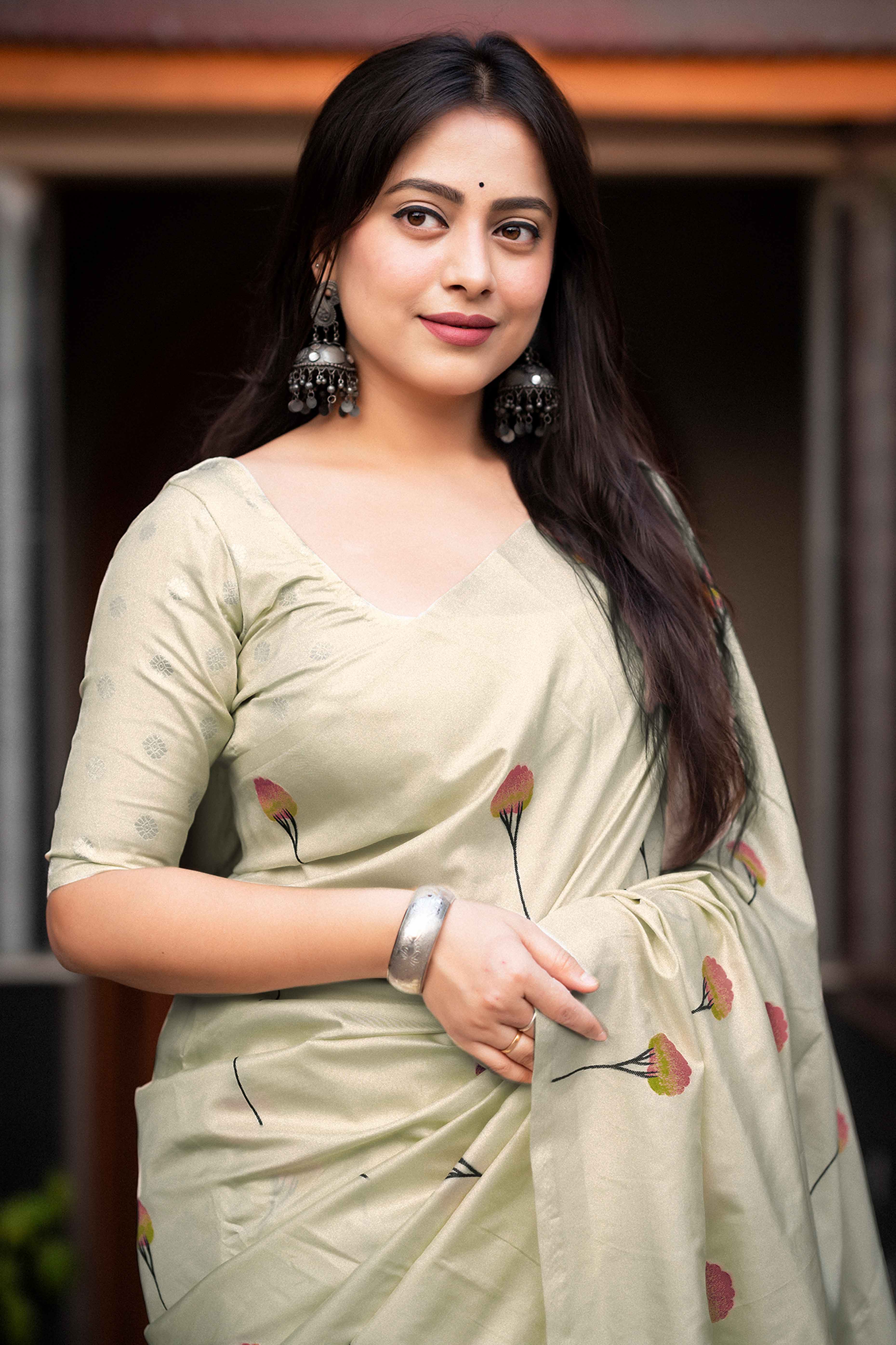 Timeless Cream Banarasi Silk Saree with Floral Zari Weaving & Tassel Border - Image 4