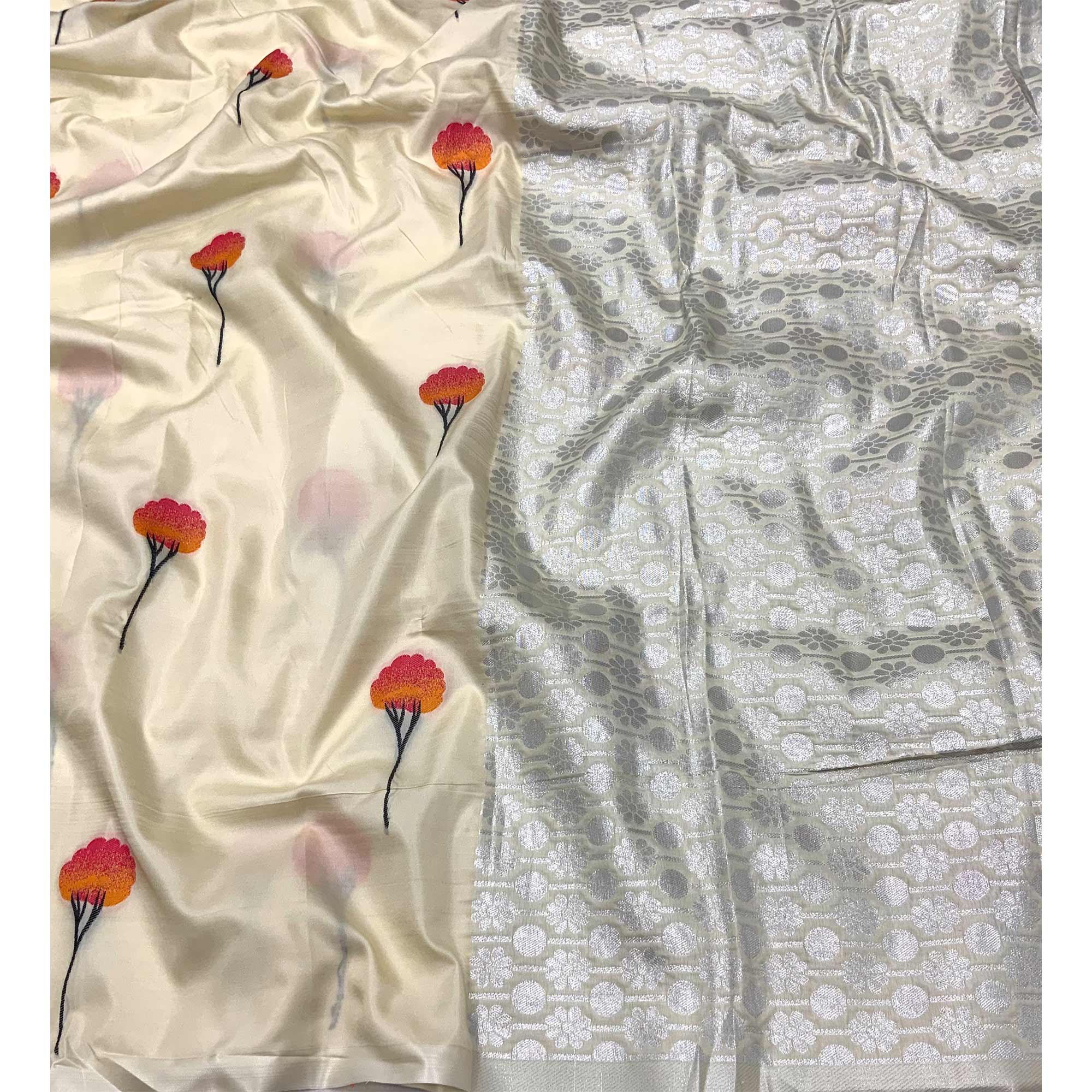 Timeless Cream Banarasi Silk Saree with Floral Zari Weaving & Tassel Border - Image 5