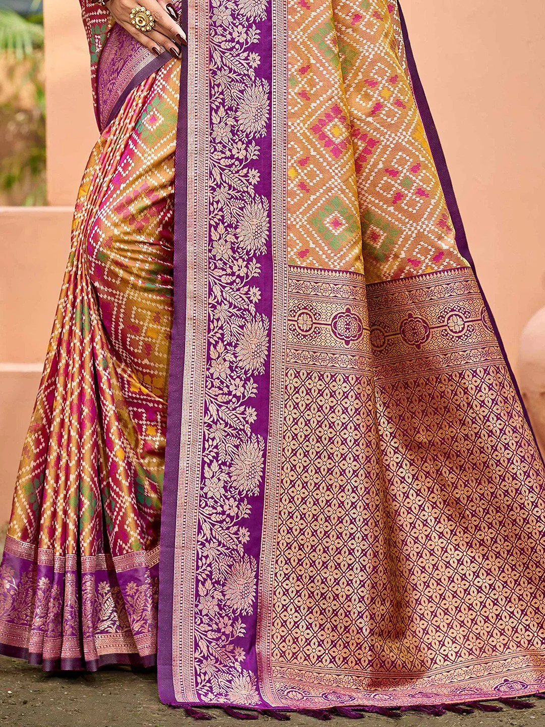 Timeless Dark Mustard Geometric & Floral Design Weaving Silk Blend Saree With Stylish Tassels Pallu - Image 2