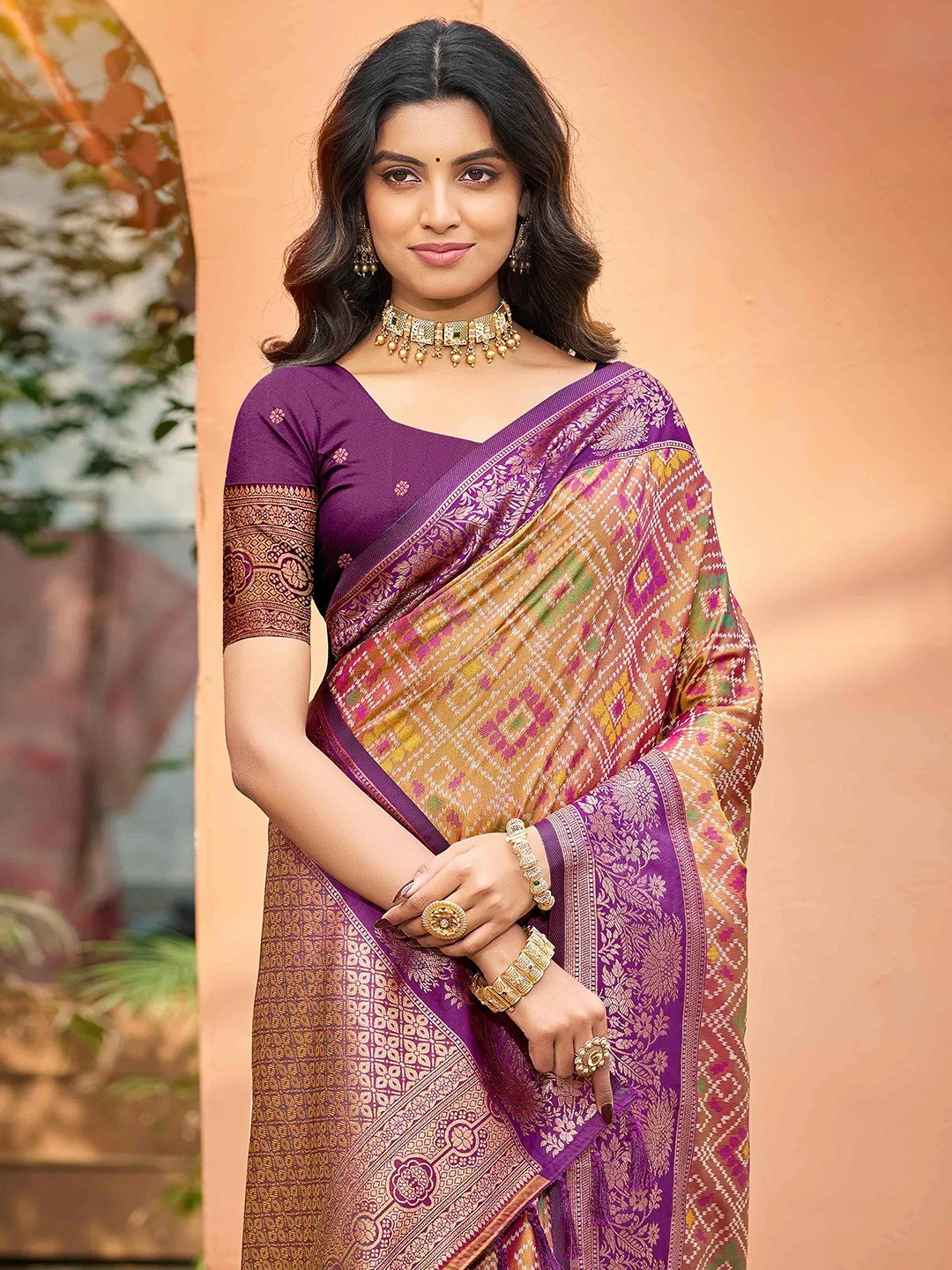 Timeless Dark Mustard Geometric & Floral Design Weaving Silk Blend Saree With Stylish Tassels Pallu - Image 5