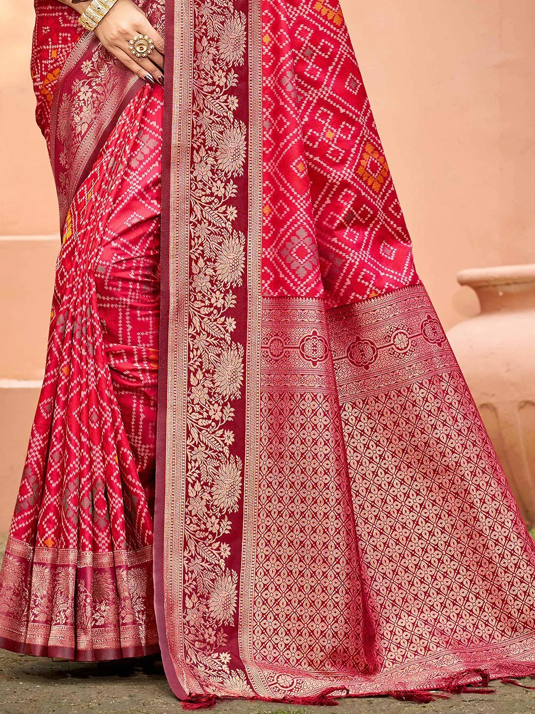 Timeless Pink Geometric & Floral Design Weaving Silk Blend Saree With Stylish Tassels Pallu - Image 2
