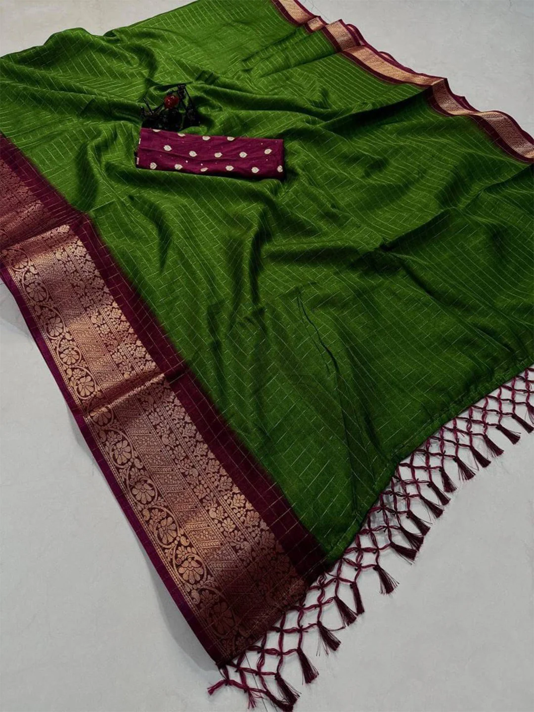 Traditional Green Check Pattern Dola Silk Saree Highlighted with Jacquard Border Work & Tassel Pallu - Image 3