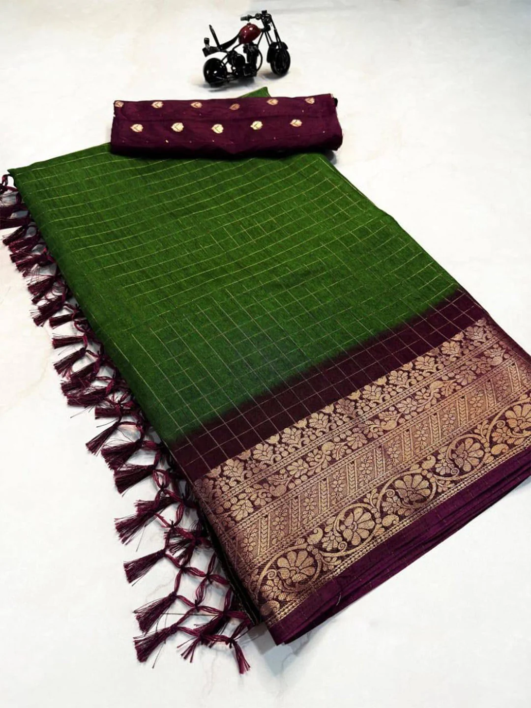 Traditional Green Check Pattern Dola Silk Saree Highlighted with Jacquard Border Work & Tassel Pallu - Image 4