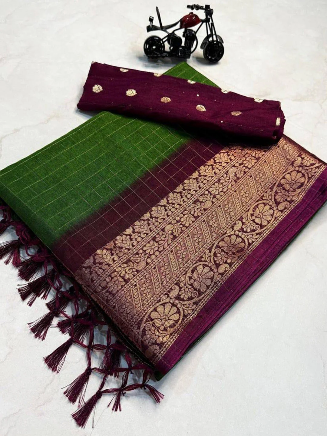 Traditional Green Check Pattern Dola Silk Saree Highlighted with Jacquard Border Work & Tassel Pallu - Image 5