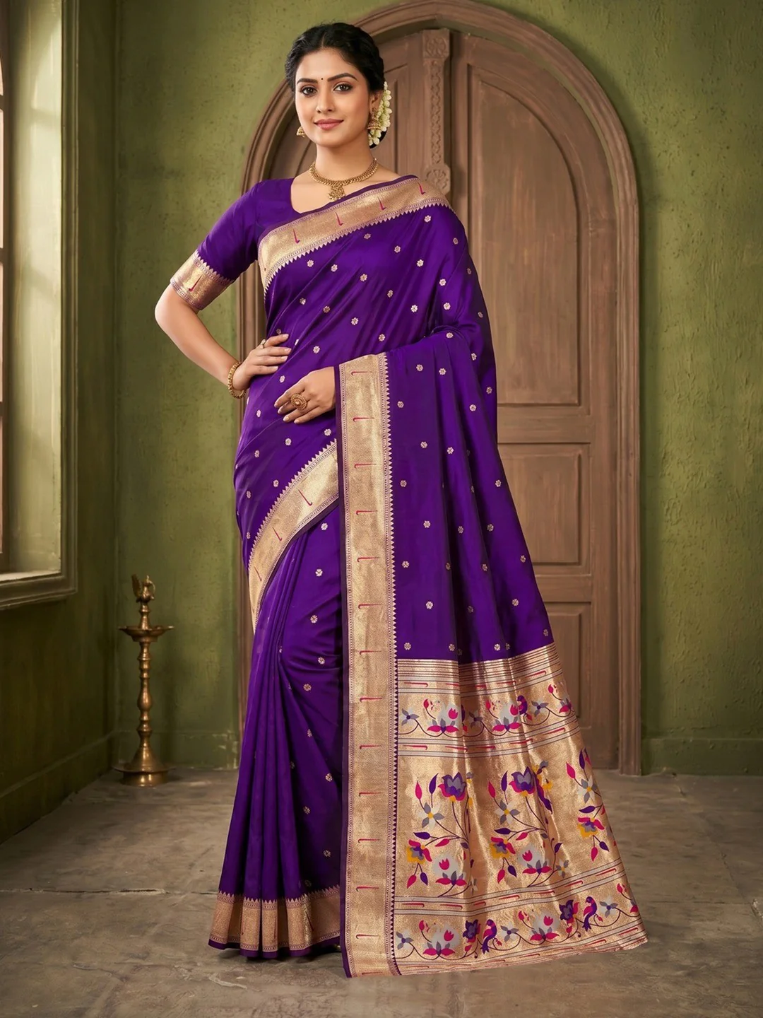 Traditional Violet Floral Zari Weaving Silk Paithani Saree With Intricate Designer Pallu