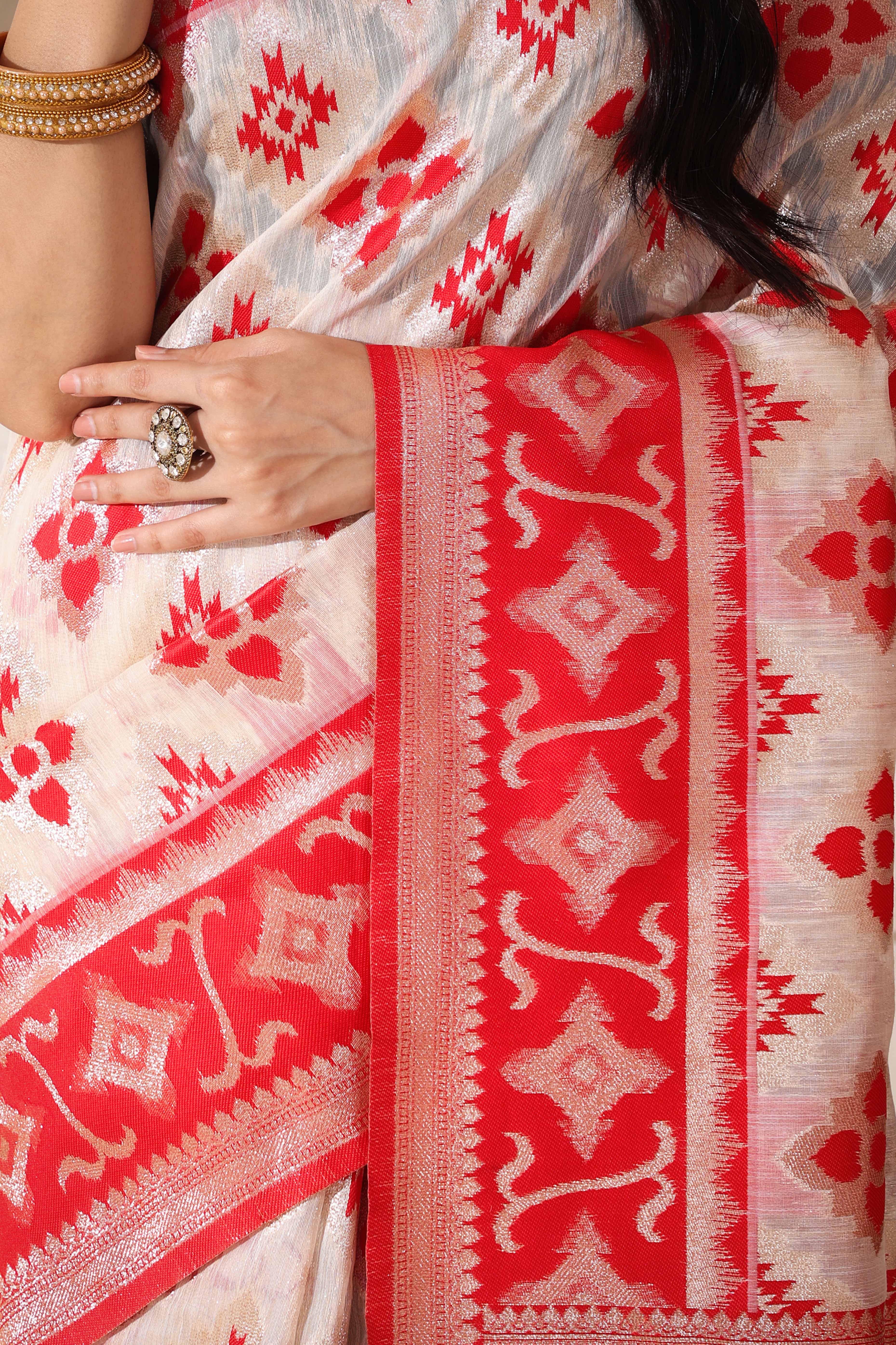 Traditional Zari Weaving On White & Red Linen Cotton Saree With A Charming Tassel Pallu - Image 8