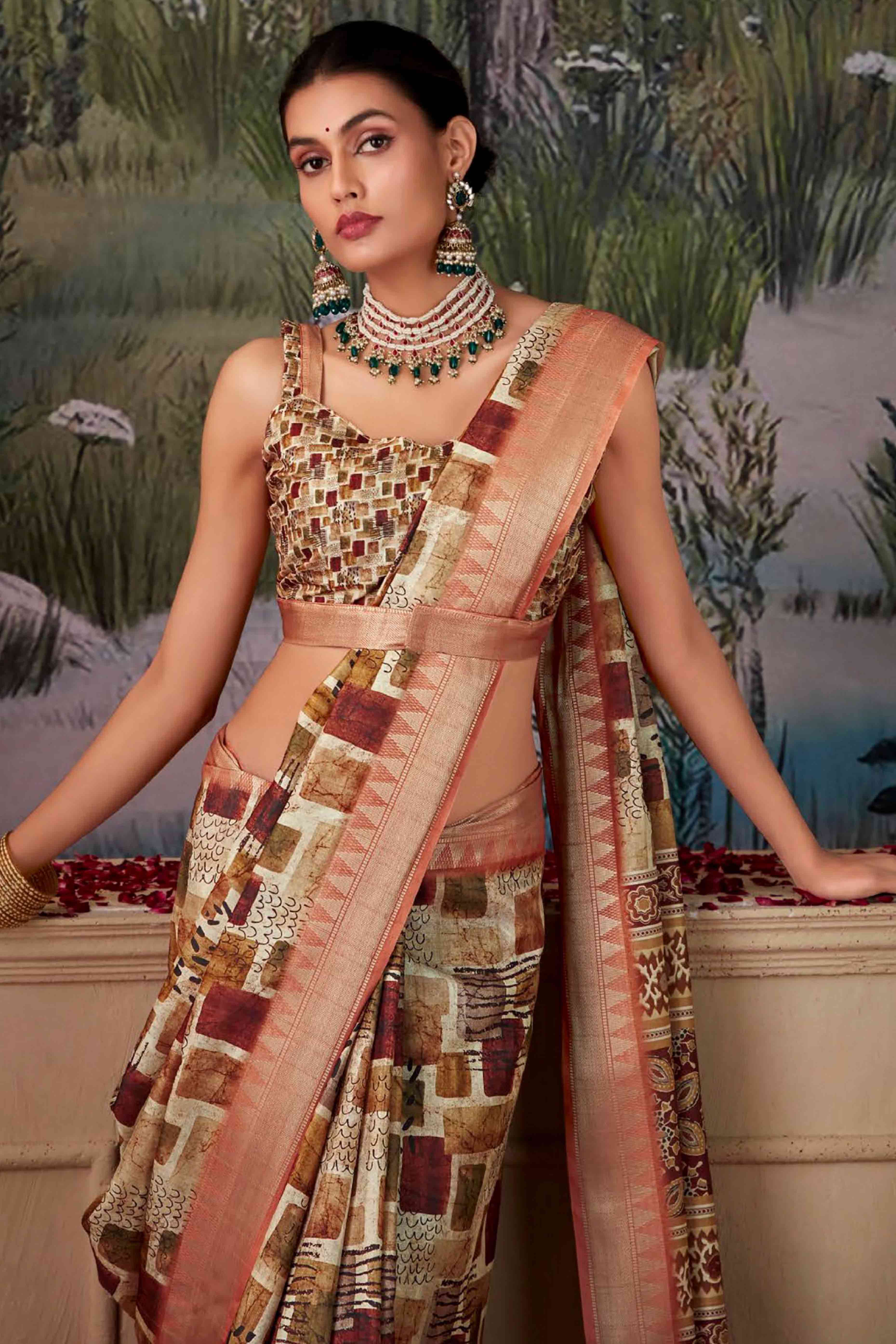 Trendy Digital Printed Silk Blend Saree in Beige - Image 4