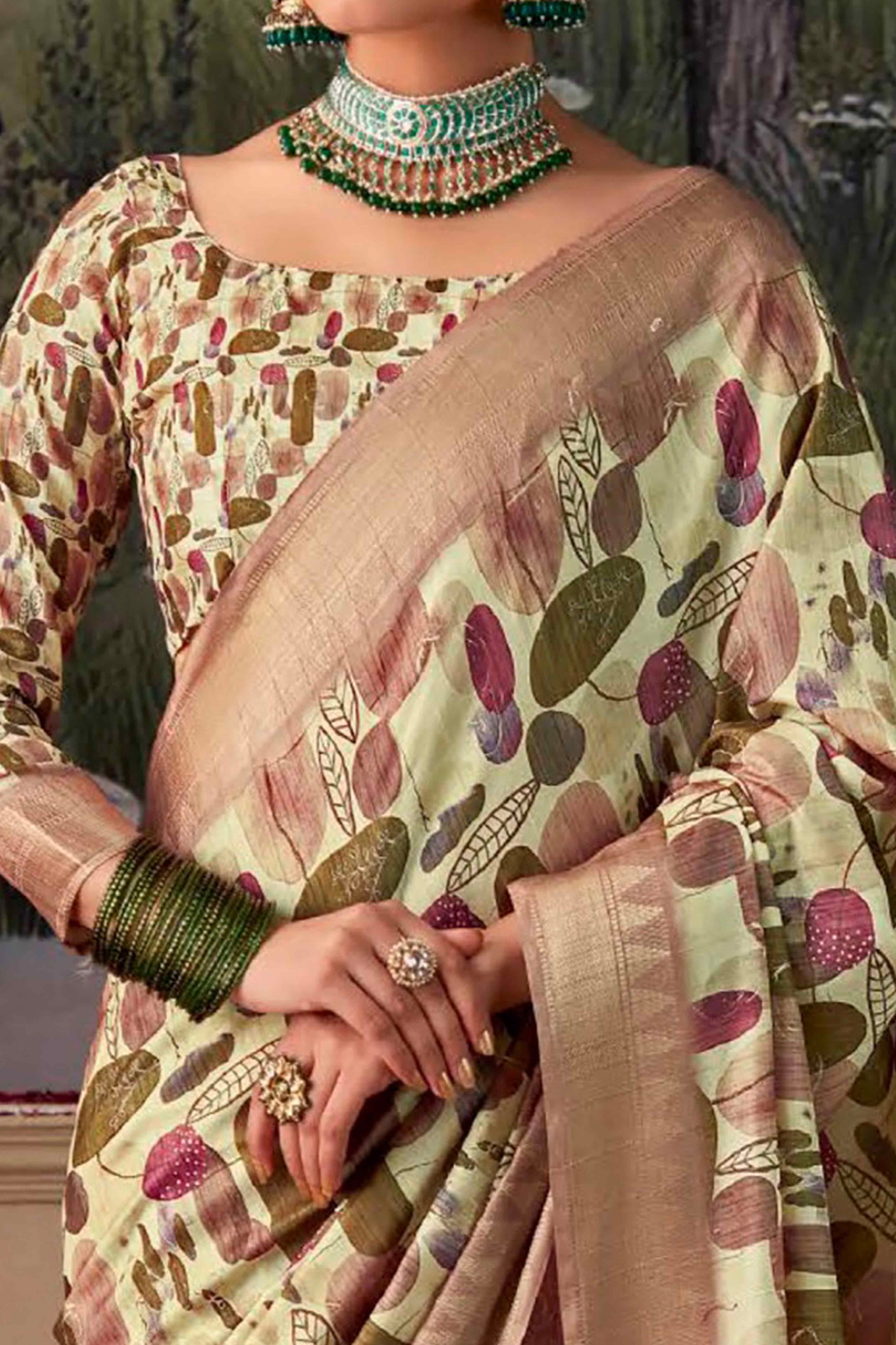 Trendy Digital Printed Silk Blend Saree in Cream - Image 2