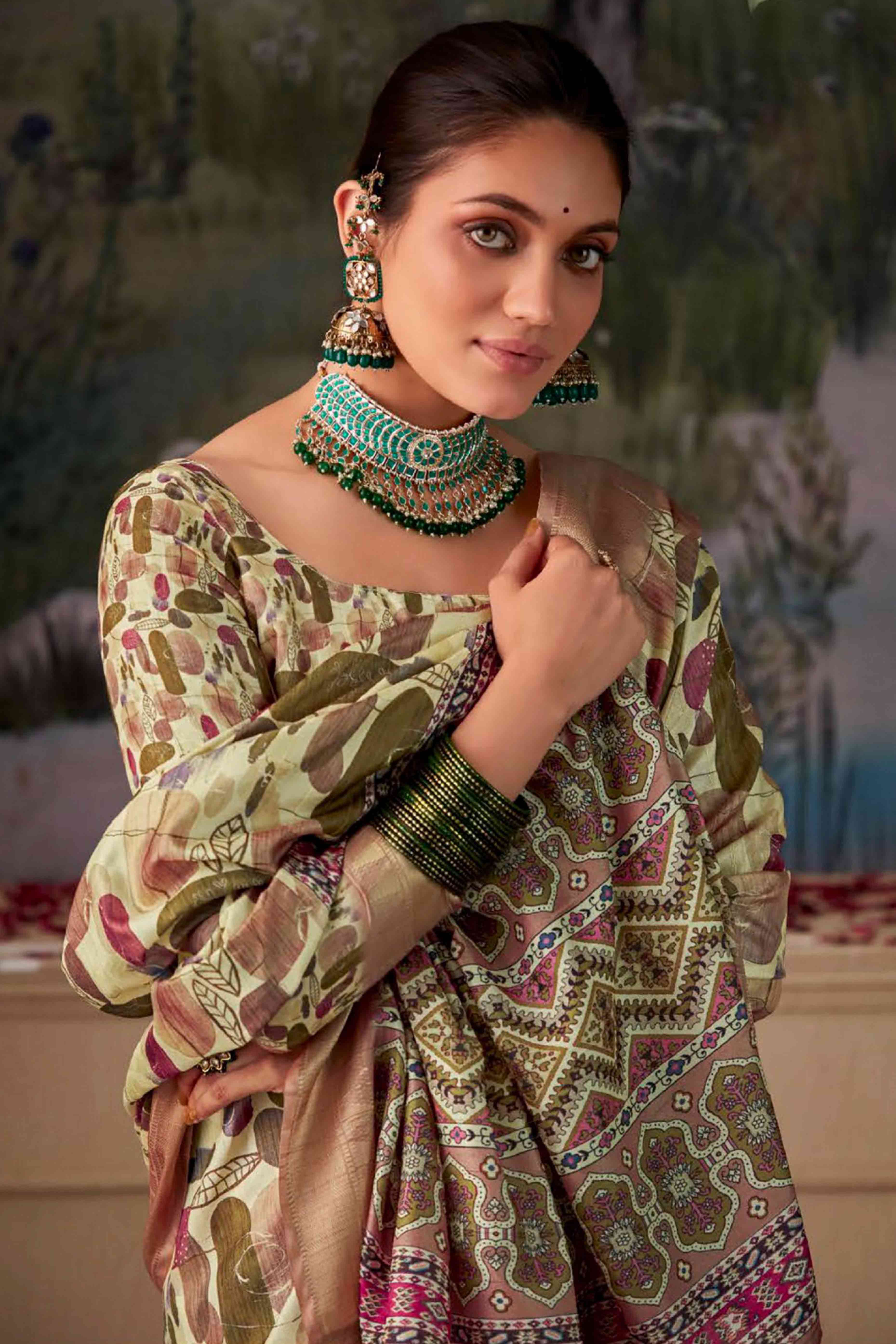 Trendy Digital Printed Silk Blend Saree in Cream - Image 3