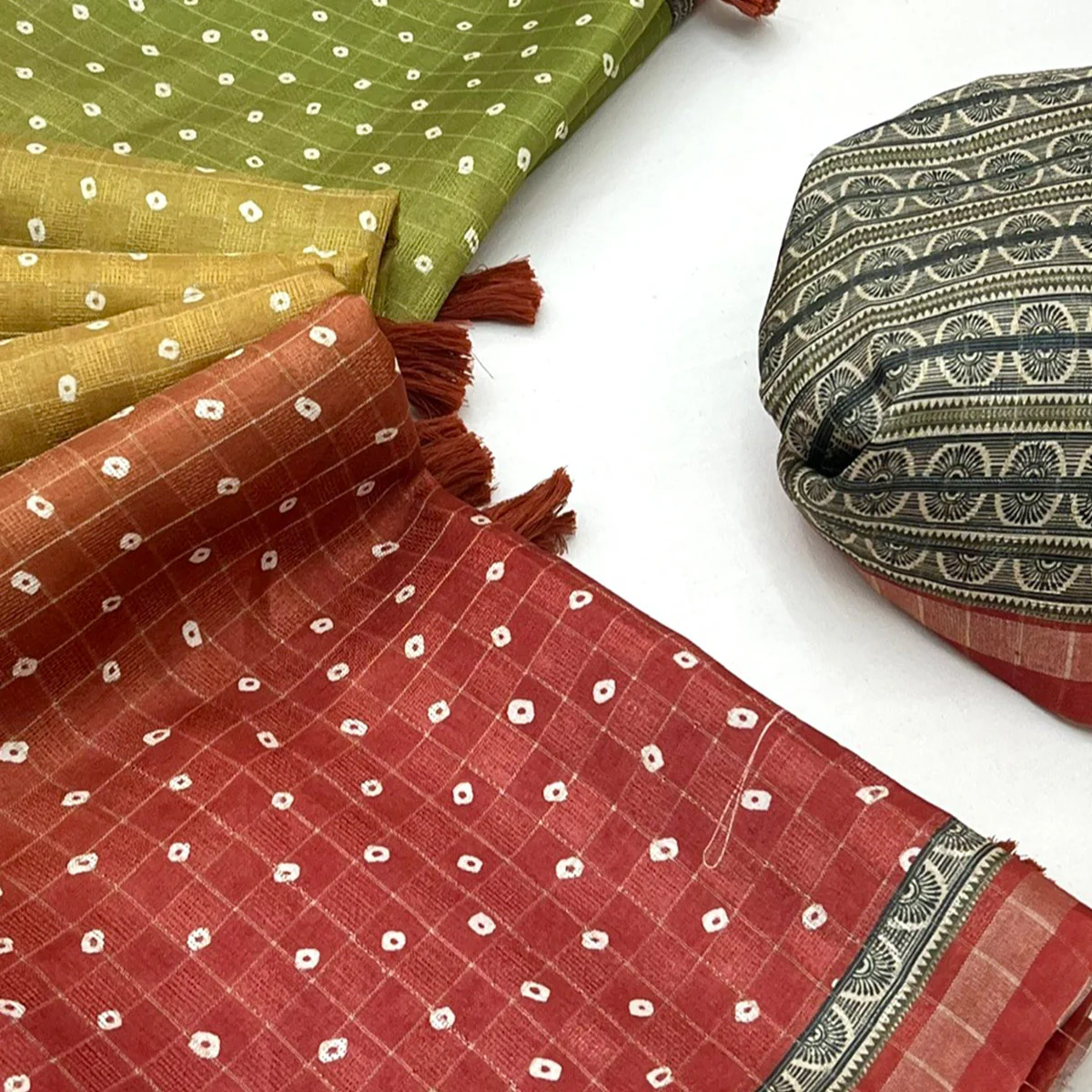 Vibrant Multicolor Maheshwari Cotton Silk Saree with Timeless Bandhani Design - Image 2