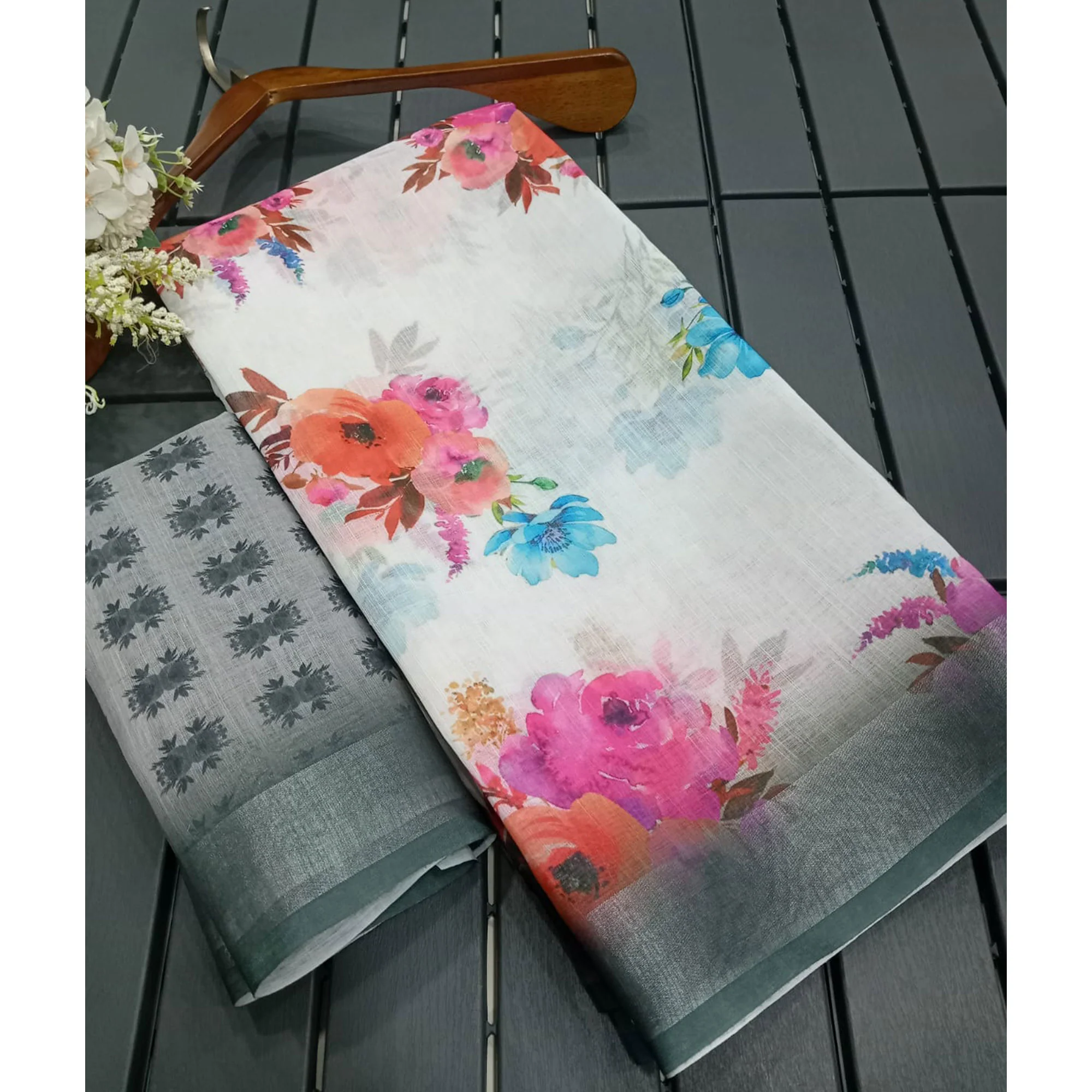White & Grey Floral Printed Linen Saree - Image 4